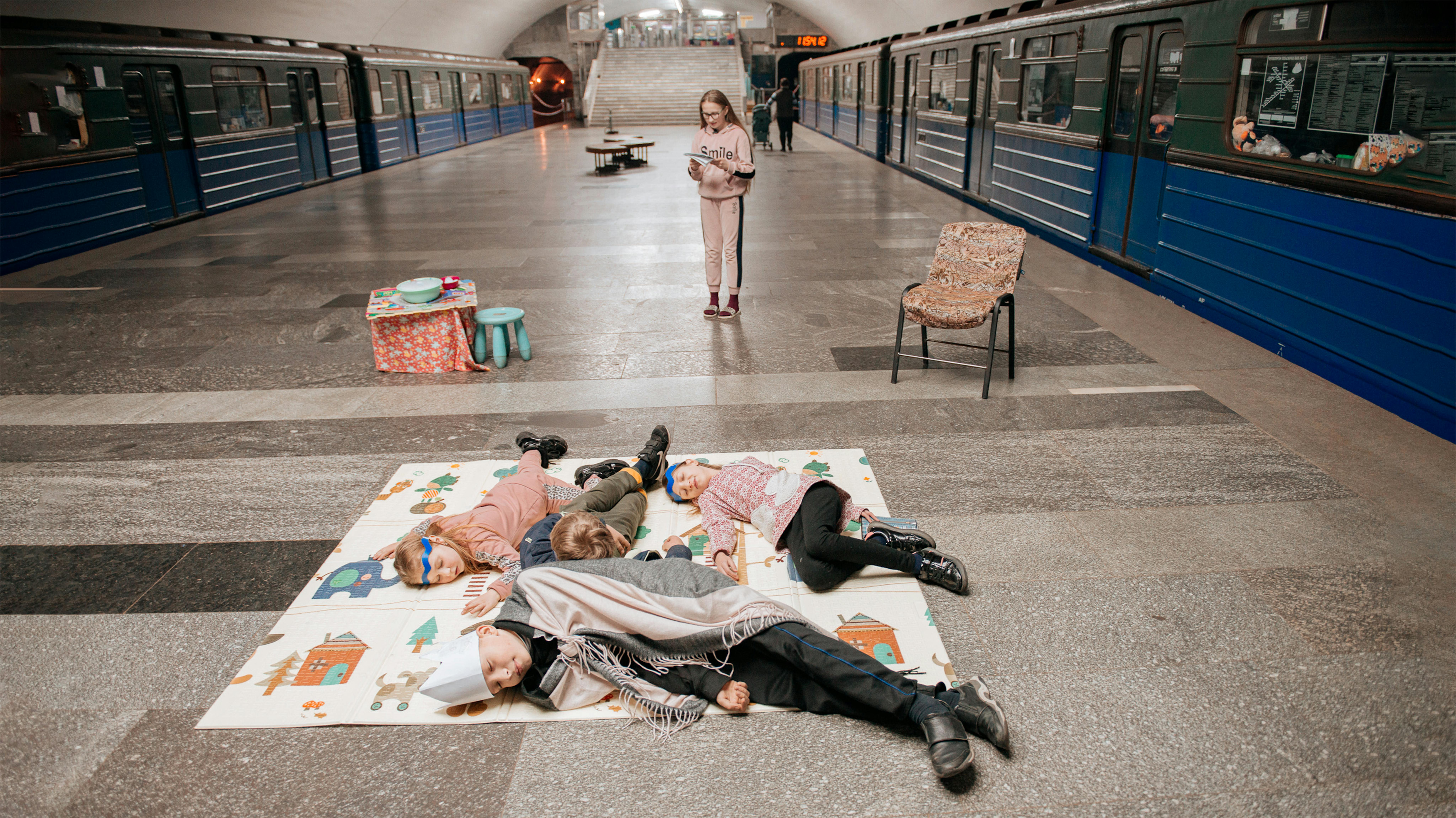 Nella metro di Kharkiv i bambini insieme ai volontari hanno lavorato per 4 giorni ad uno spettacolo teatrale. Attraverso attività come queste l'UNICEF e i suoi partner provano ad alleviare la paura e lo stress dei bambini rifugiati