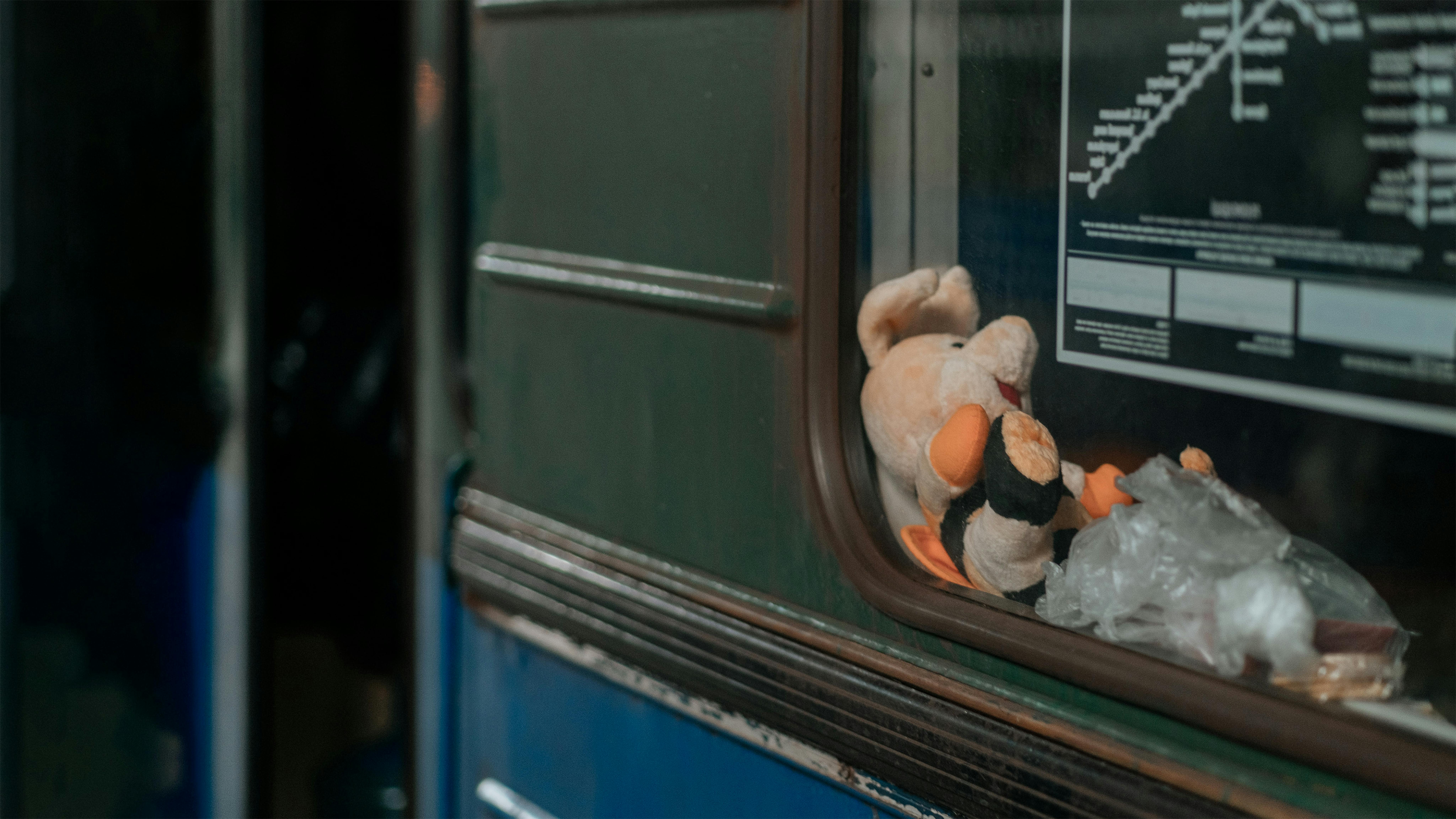 Un giocattolo appoggiato sul finestrino di una carrozza nella metropolitana di Kharkiv, dove circa 1.500 bambini si riparano dai bombardamenti.