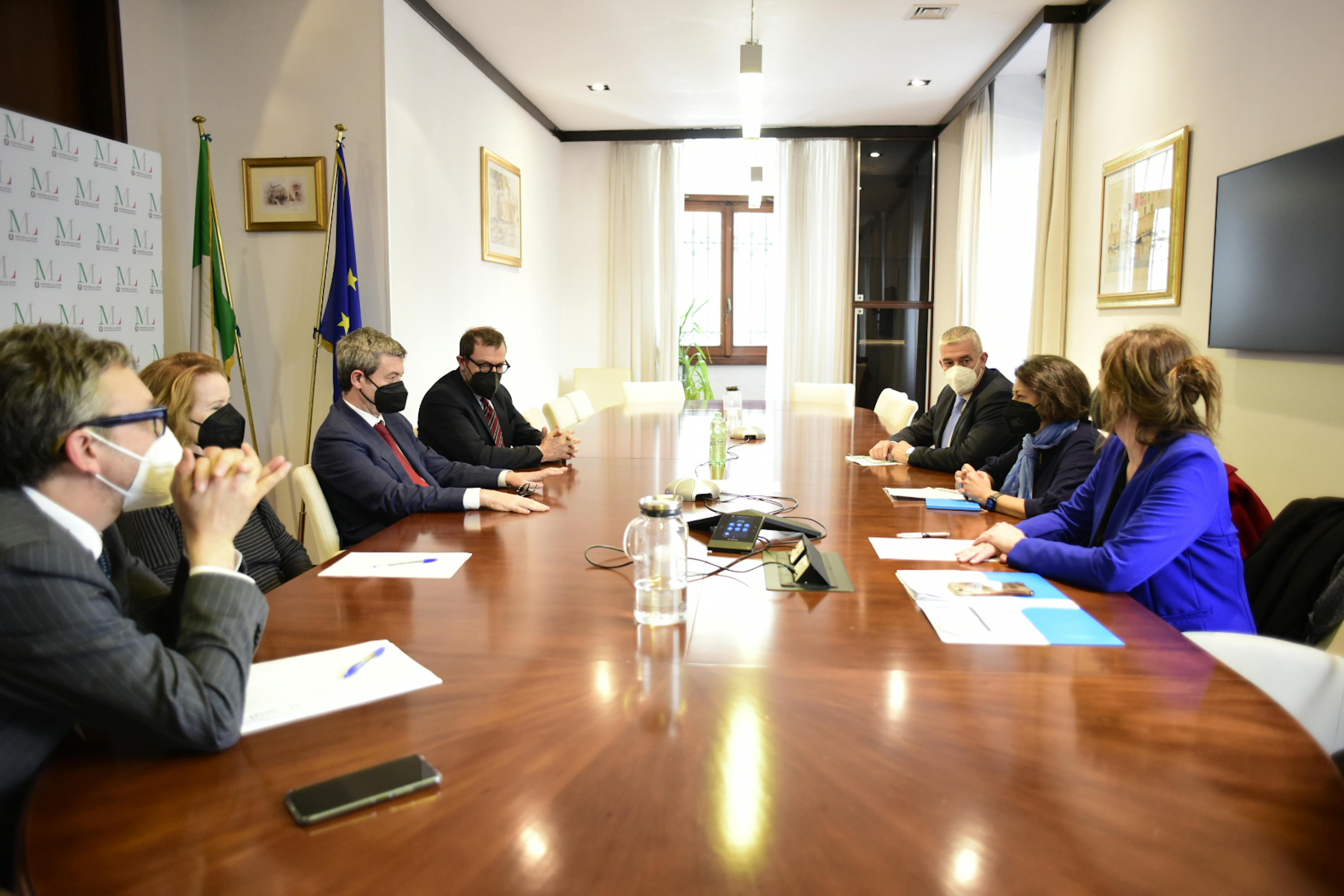 Afshan Khan con Anna Riatti, Coordinatrice Risposta UNICEF in Italia, e Paolo Rozera, Direttore generale UNICEF Italia, incontrano il ministro del Lavoro e delle Politiche Sociali Andrea Orlando