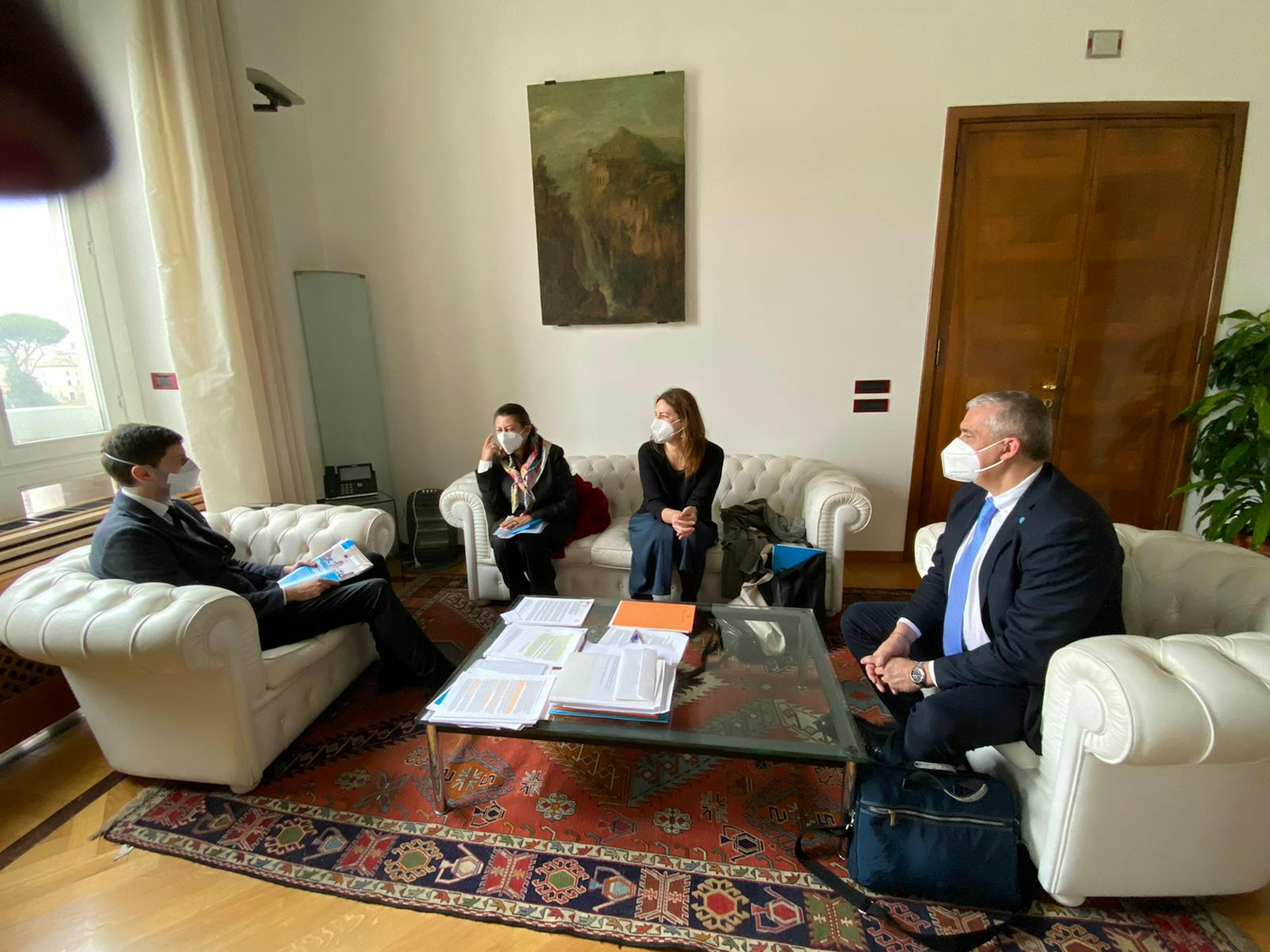 Afshan Khan con Anna Riatti, Coordinatrice Risposta UNICEF in Italia, e Paolo Rozera, Direttore generale UNICEF Italia, all’incontro con il ministro della Salute Roberto Speranza