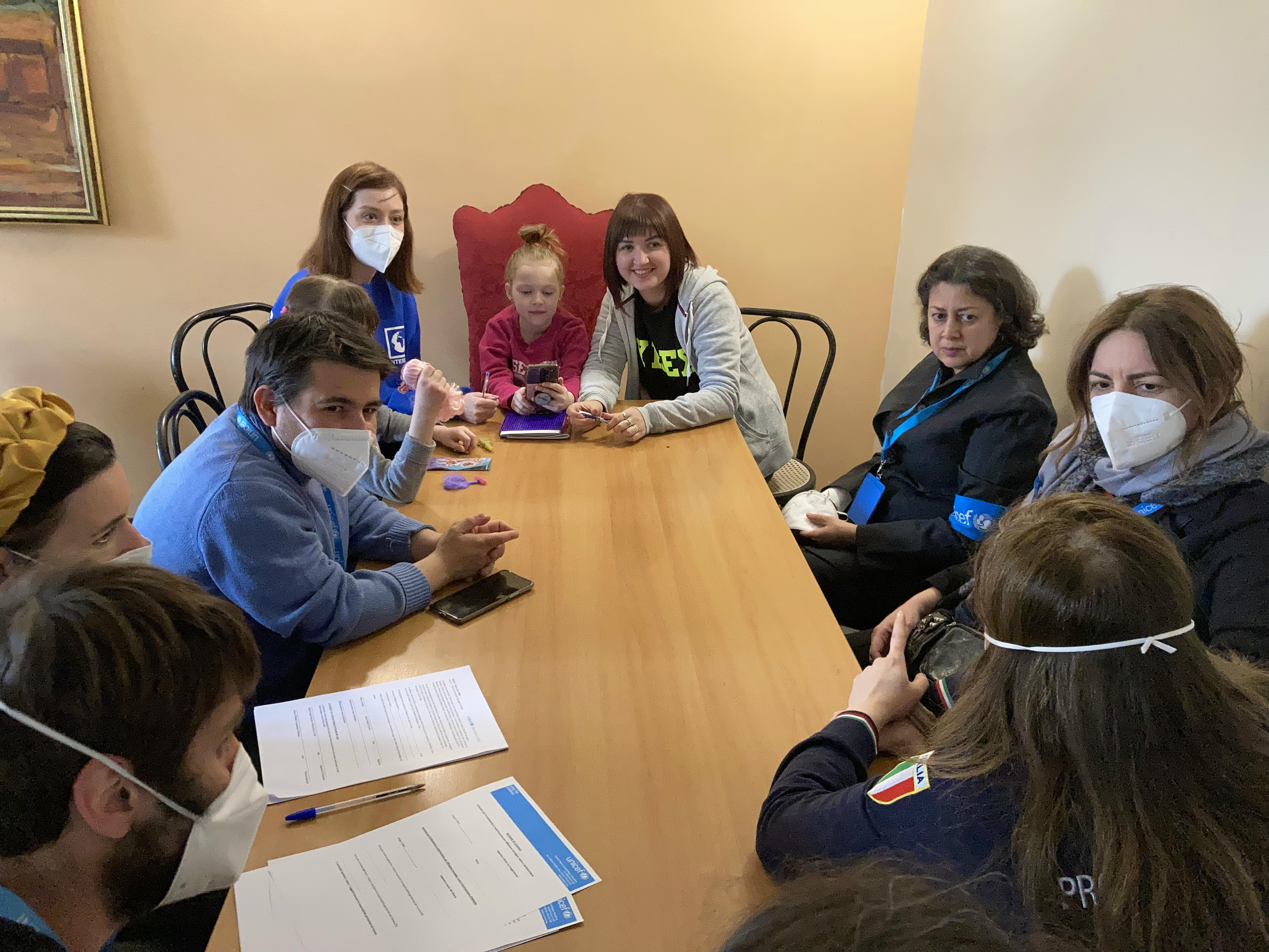Incontro tra la Direttrice Regione e una famiglia di rifugiati Ucraini in un centro supportato da UNICEF e INTERSOS in collaborazione con la Protezione Civile