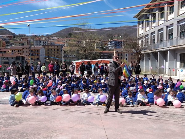 Brienza PZ il preside Vincenzo Vasti con i bambini e gli insegnanti della Scuola 