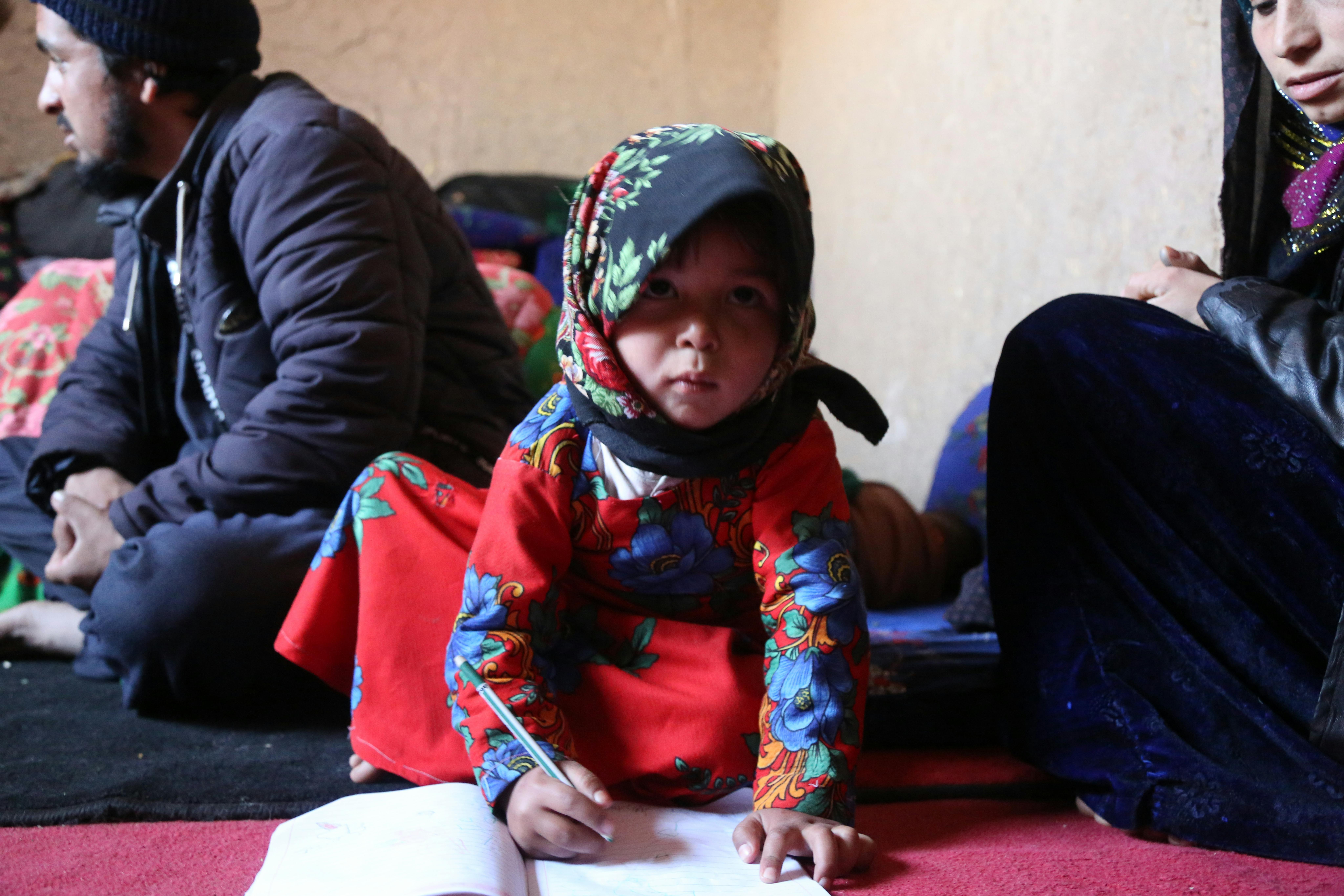 Herat, Afghanistan. La piccola Farhana, 5 anni, era destinata a diventare una sposa bambina per estinguere il debito dei suoi genitori. L'intervento dell'UNICEF e del Comitato di Protezione di Comunità ha evitato, per il momento, questa violenza