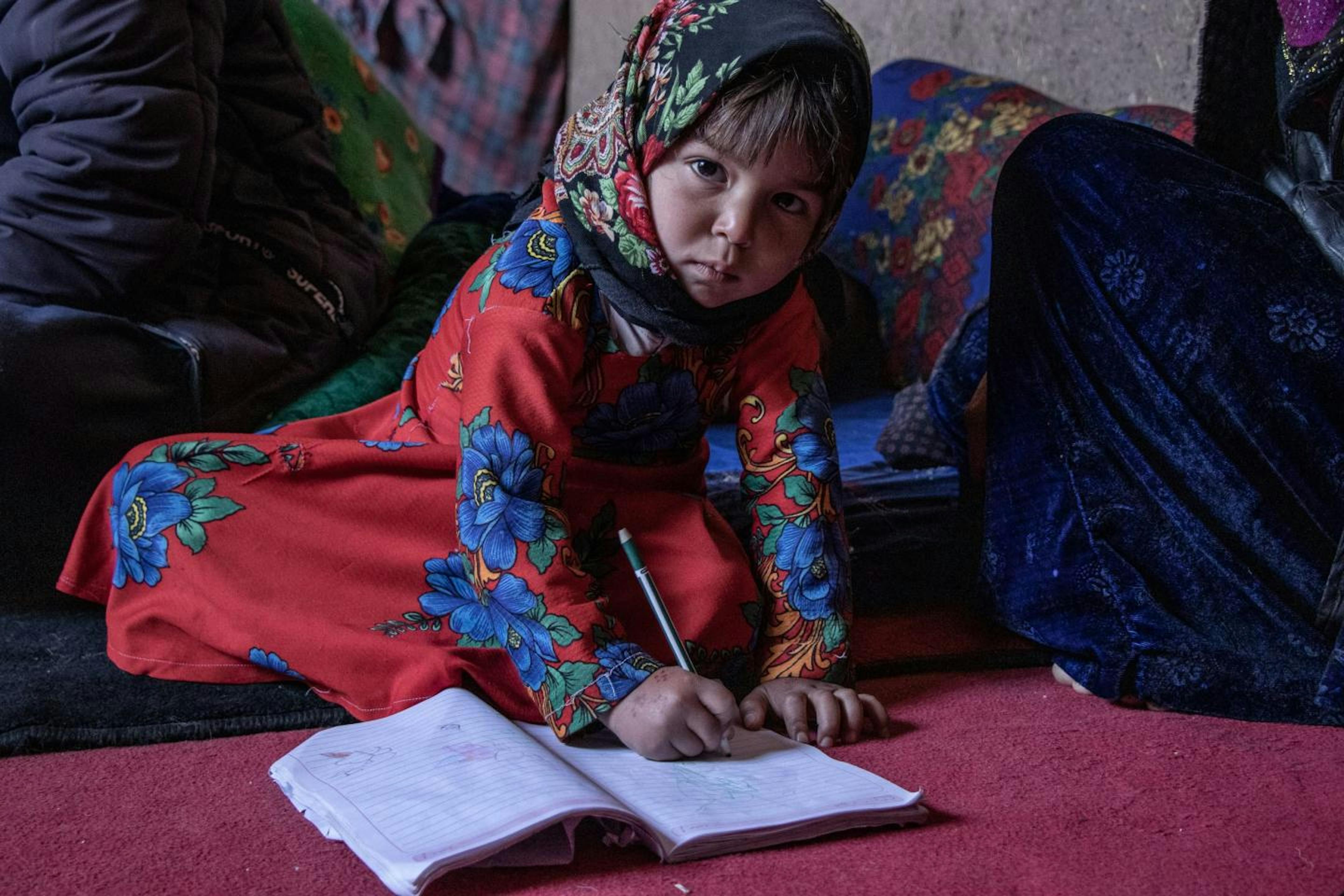 Afghanistan. La piccola Farhana era destinata a diventare una sposa bambina per estinguere il debito dei suoi genitori. L'intervento dell'UNICEF e del Comitato di Protezione di Comunità ha evitato, per il momento, questa violenza