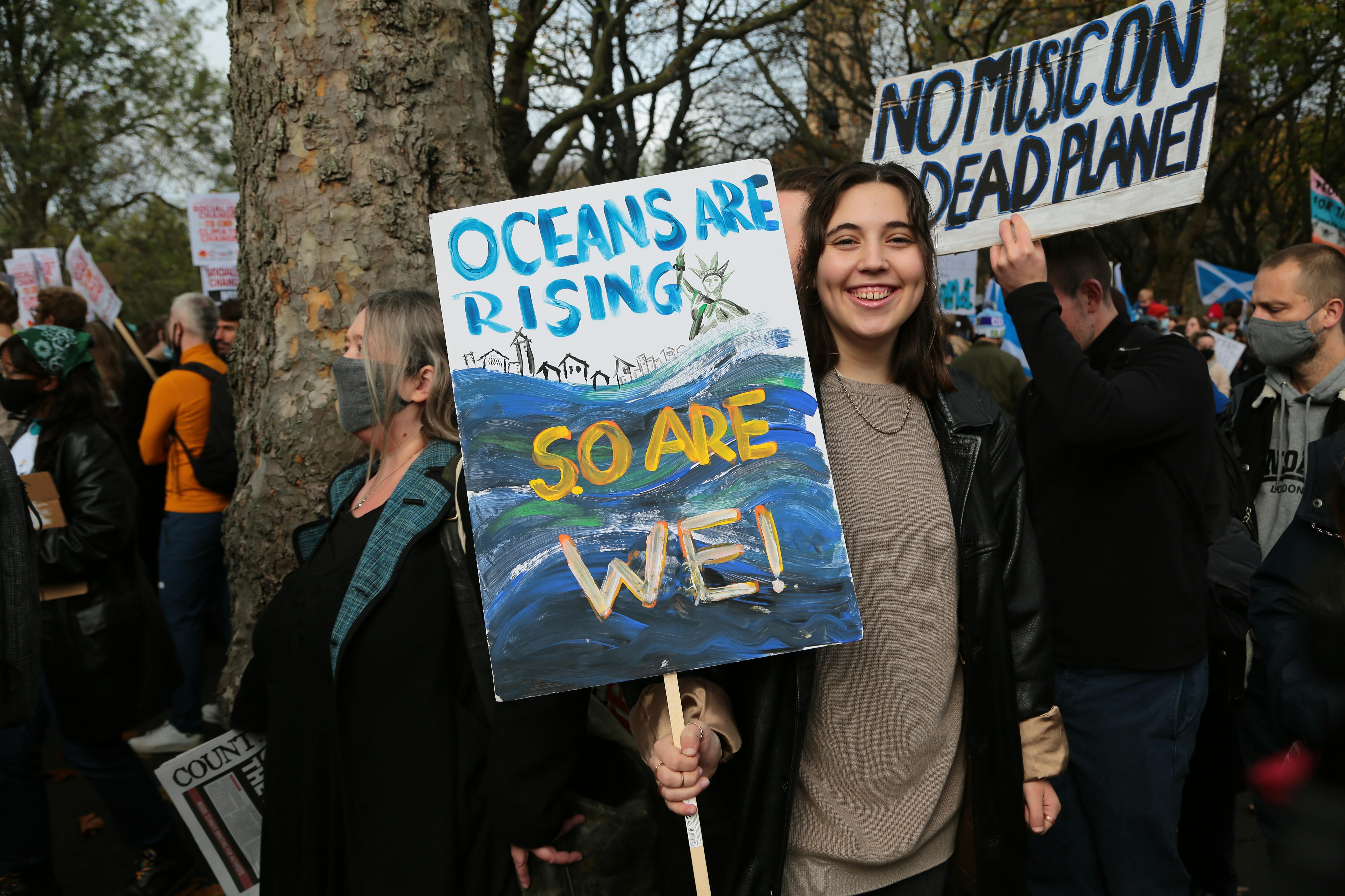 Scozia, 2021: a Glasgow, migliaia di persone prendono parte alla manifestazione Fridays for Future organizzata nell'ambito dell'incontro delle Nazioni Unite - Climate Change Conference (COP26).