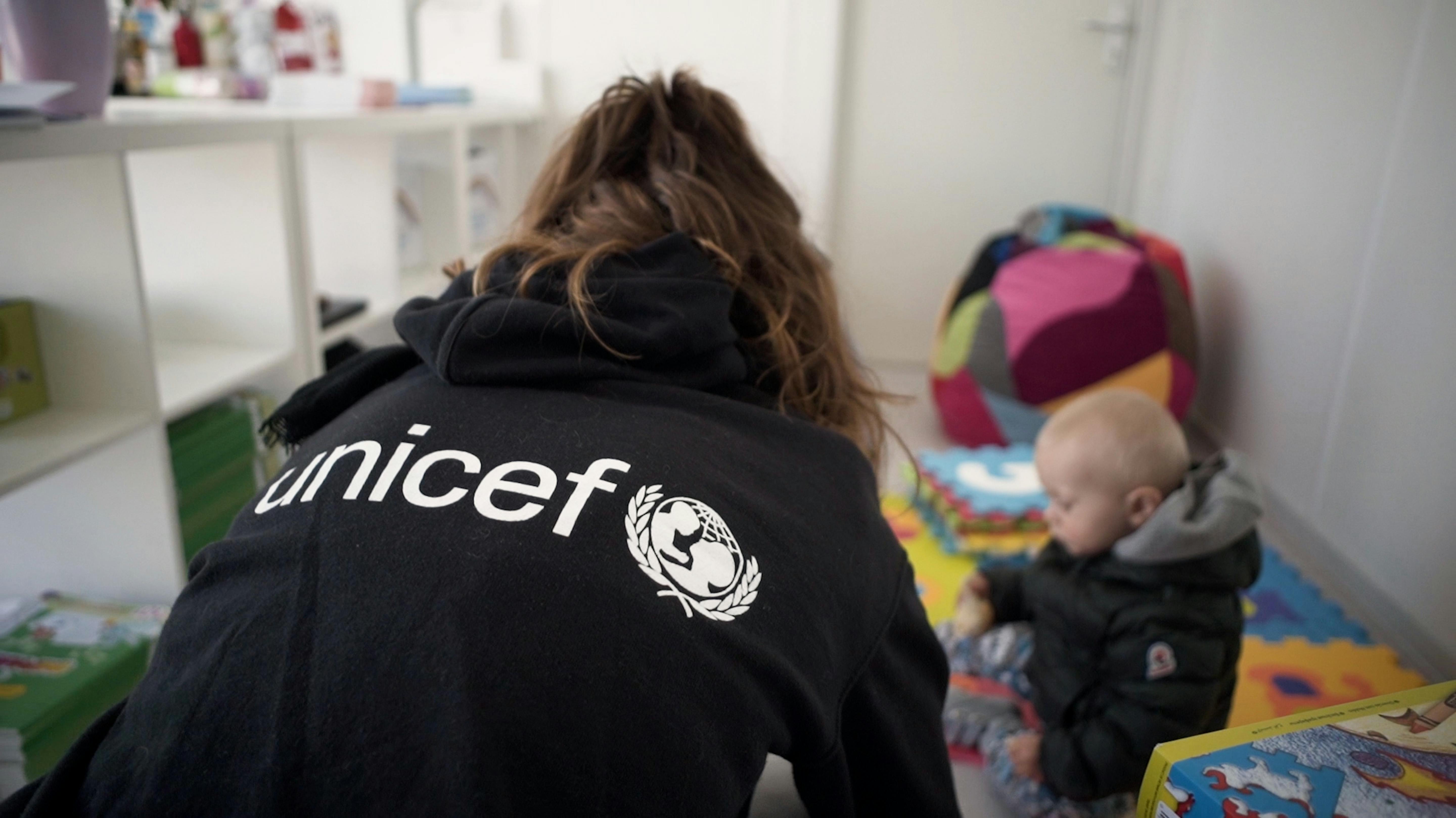 Un'operatrice UNICEF  gioca con un bambino in uno dei due "Blue Dot" aperti alla frontiera italiana con la Slovenia. Ne avevamo già installati 20 ai confini dell'Ucraina, per accogliere e prestare assistenza a centinaia di migliaia di bambini e donne in fuga dalla guerra.