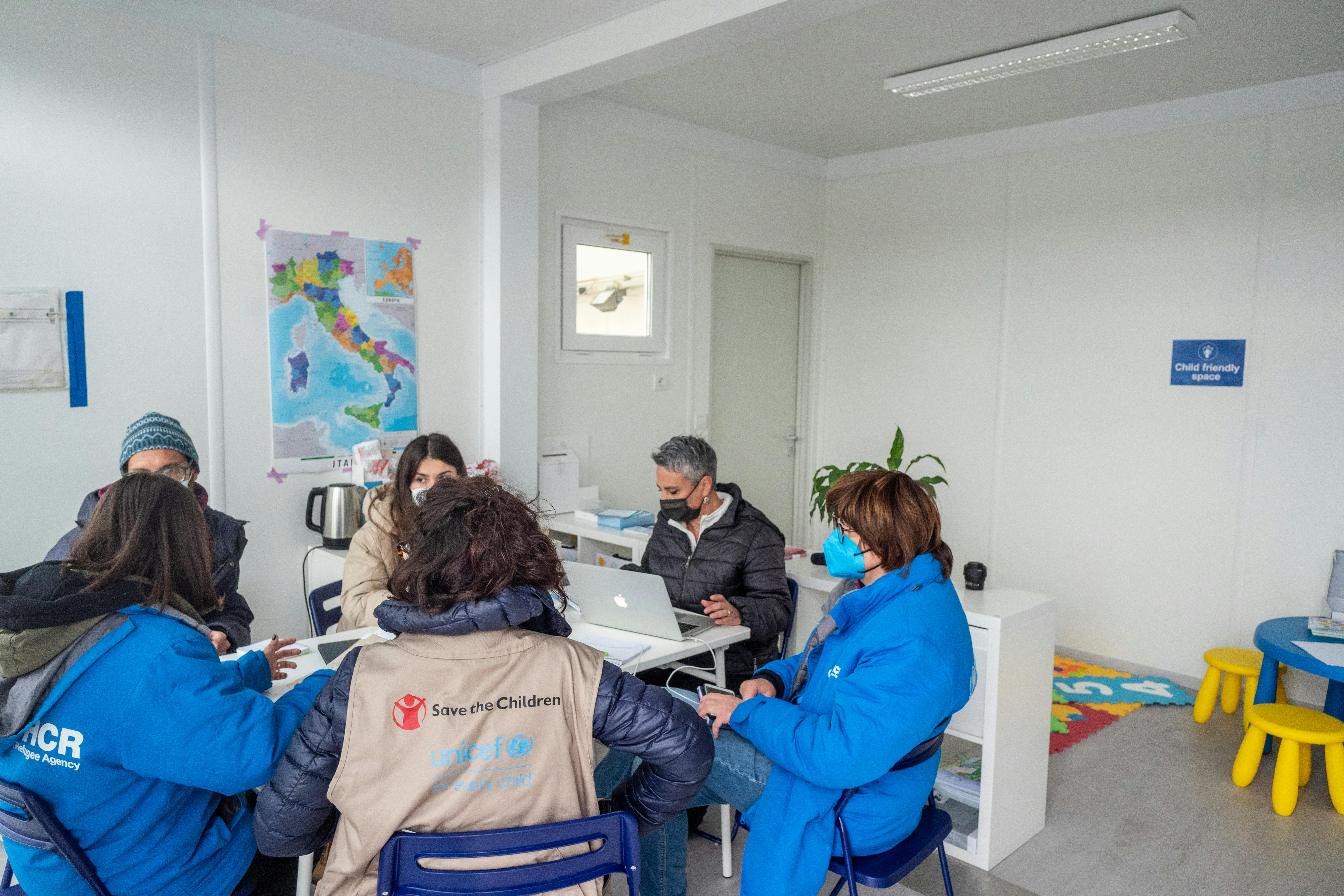 Un momento di confronto tra gli operatori del Blu Dot: le strutture sono gestite da UNICEF e UNHCR Italia con il supporto operativo di Save the Children Italia, D.i.Re Donne in Rete contro la violenza, Arci nazionale e associazione "Stella Polare" di Trieste