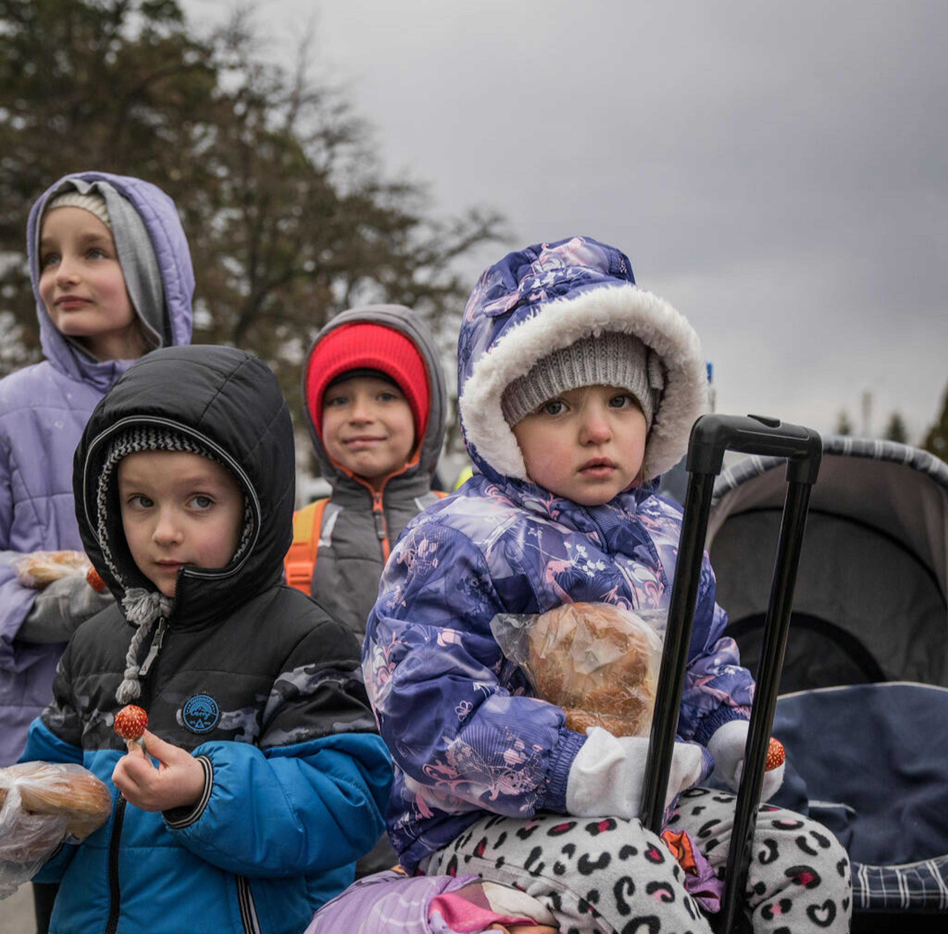 Una famiglia ucraina con 6 bambini tra i 7 anni e i 3 mesi di età sta transitando in Romania per lasciare l'Ucraina. Sono diretti negli Stati Uniti poiché entrambi i genitori hanno la cittadinanza americana