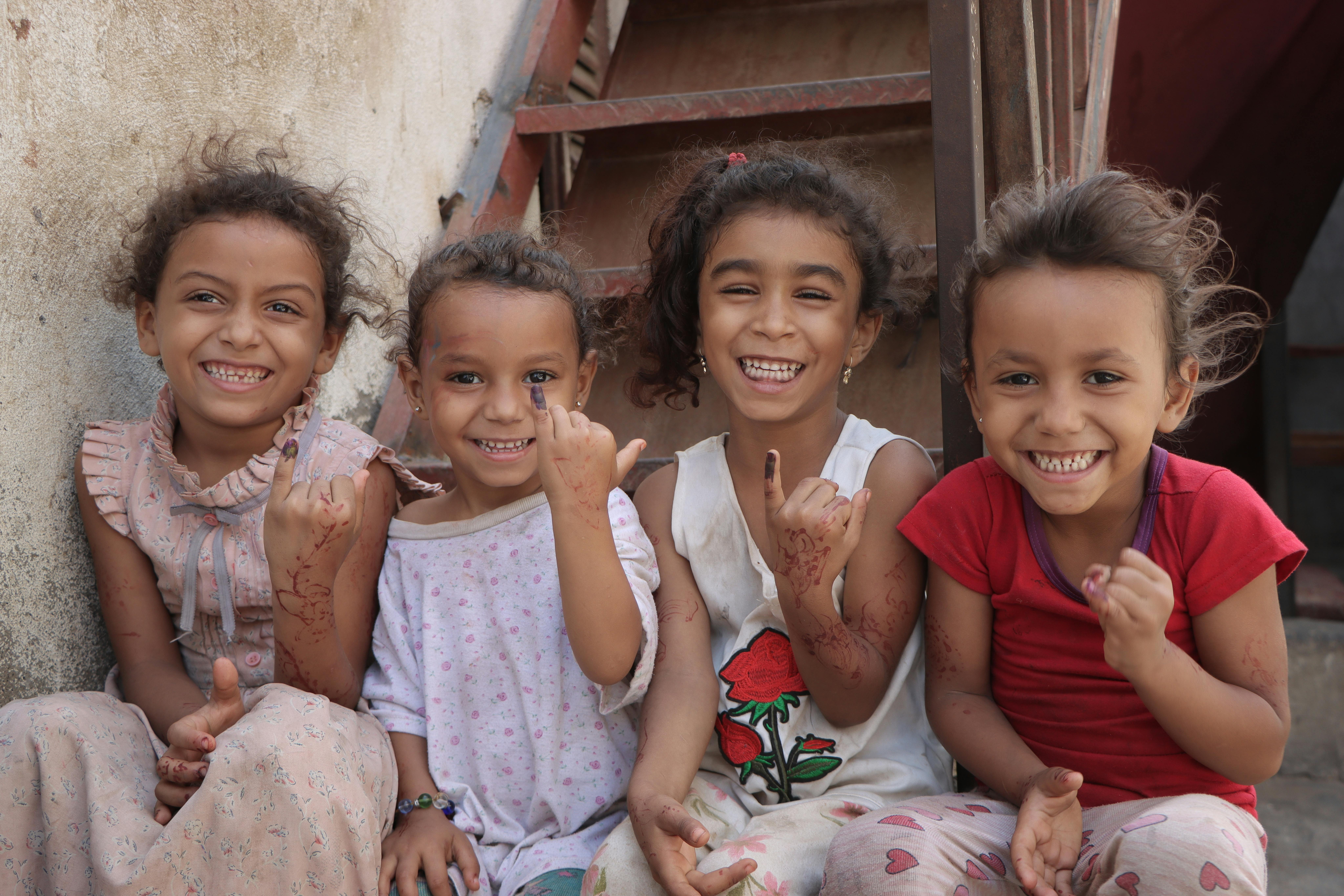 Queste bambini sono appena state vaccinate contro la polio e per dimostrarlo alzano il loro mignolo segnato di viola. Siamo in Yemen dove le vaccinazioni contro la poliomielite hanno interessato 12 governatorati yemeniti, e coinvolto quasi 2,5 milioni di bambini di età pari o inferiore a 10 anni.