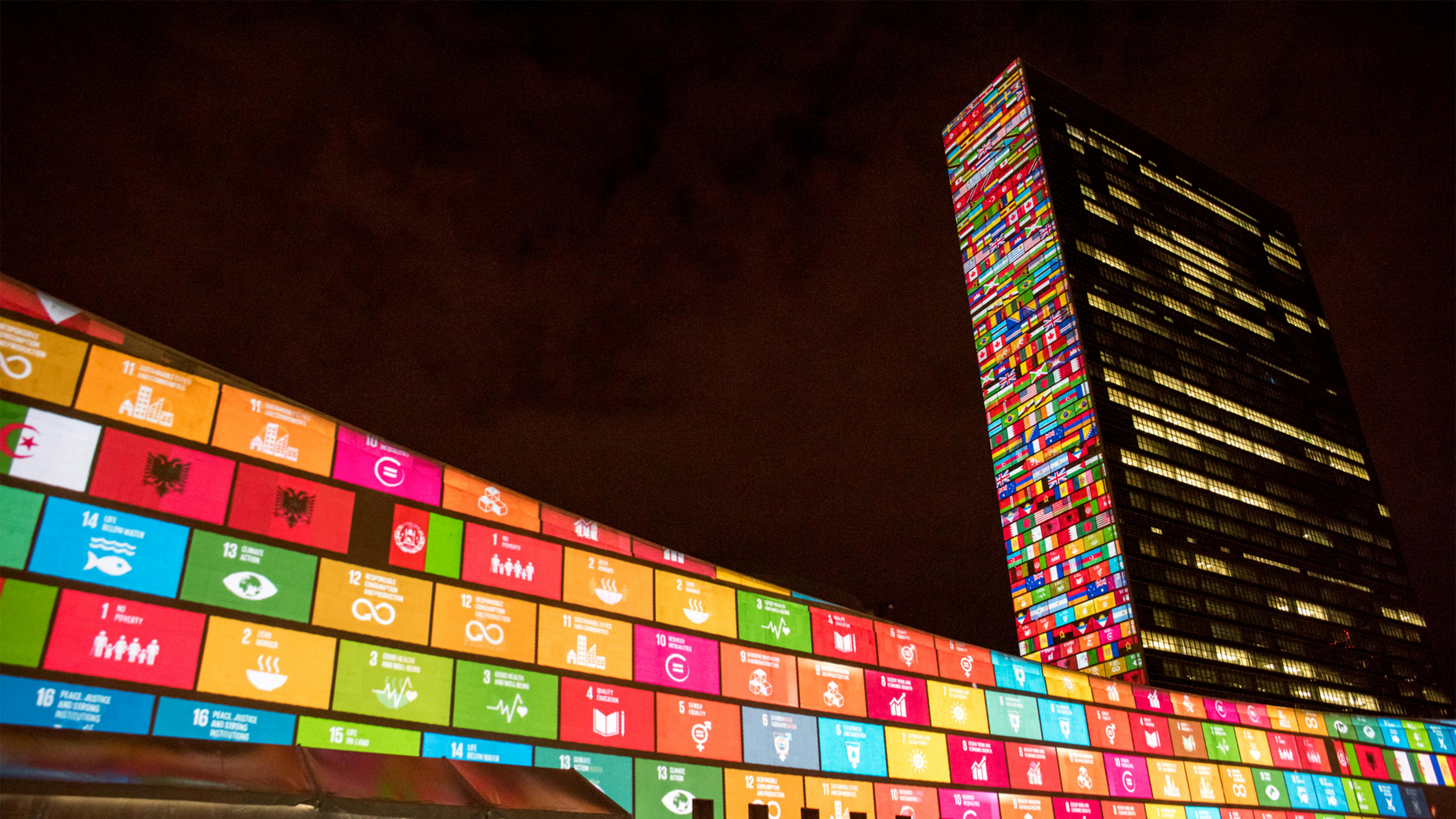 Gli obiettivi di sviluppo sostenibile proiettati nella sede delle Nazioni Unite,