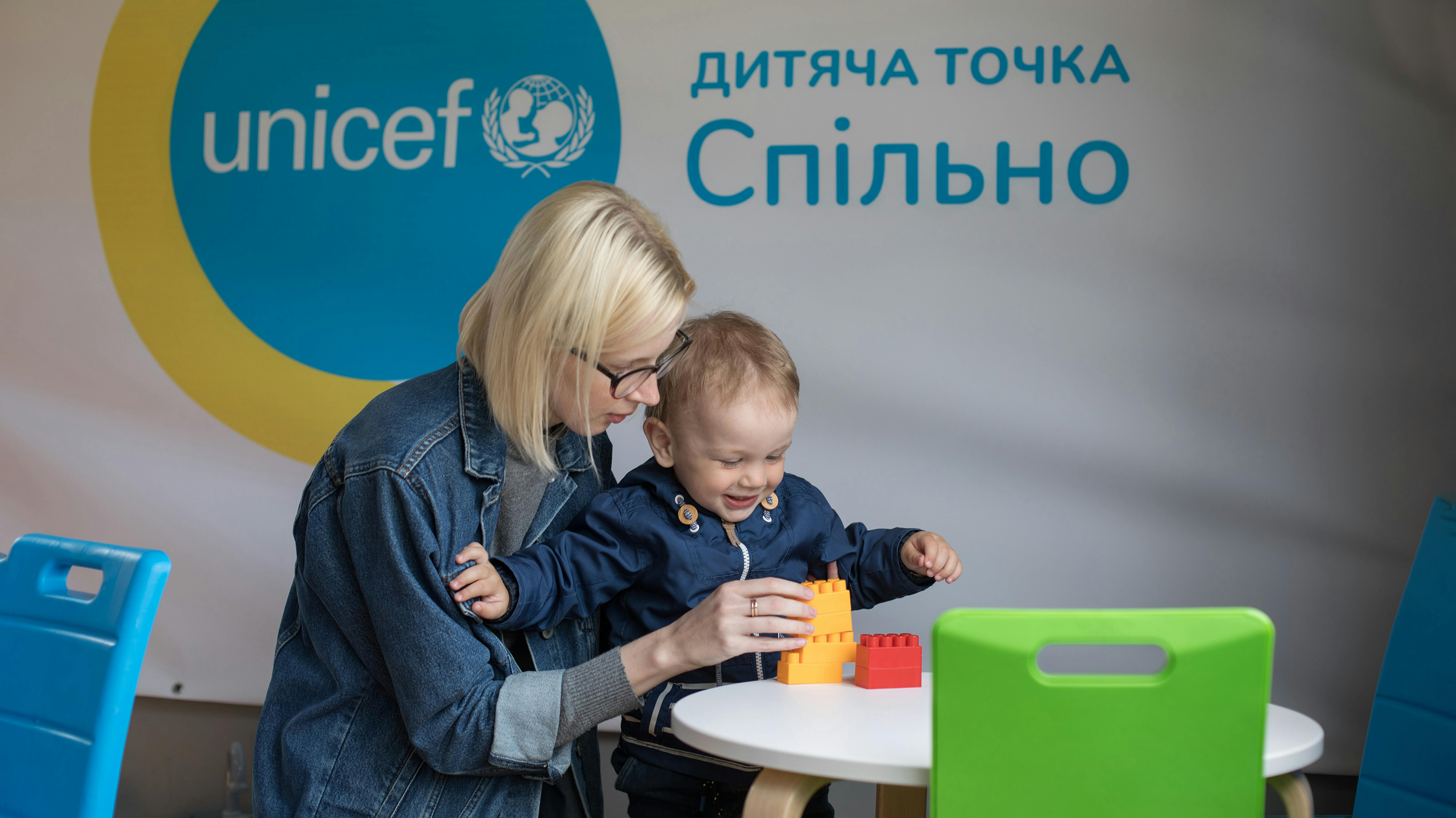 Ucraina, Sashko, 18 mesi, gioca con sua madre, Kateryna, 27 anni, nello Spot bambino 