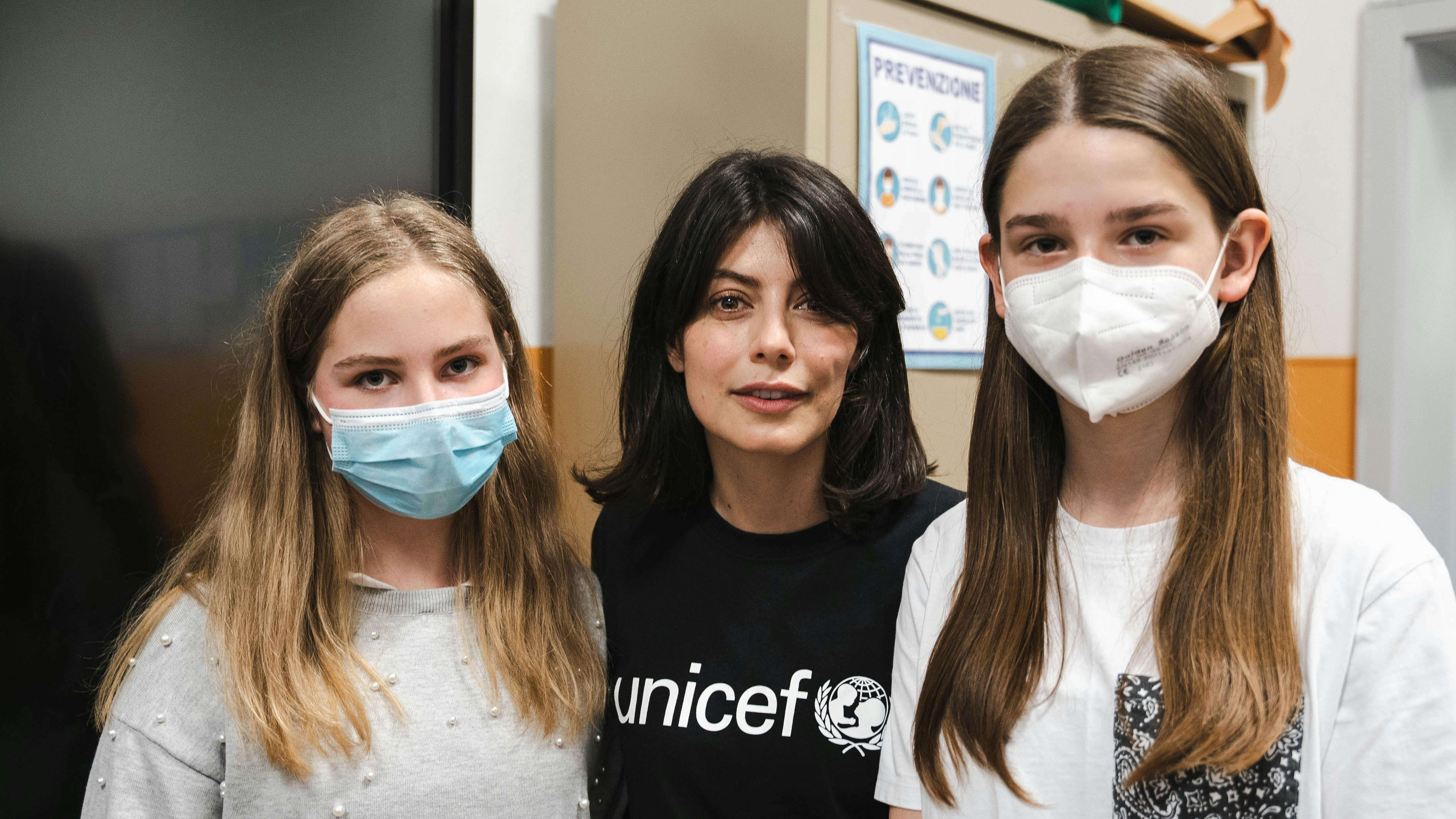 Alessandra Mastronardi con due alunne della scuola secondaria dell’Istituto Comprensivo Tiziana Weiss di Trieste. Foto di Marta E. Antonioli, Giancarlo Migliore.