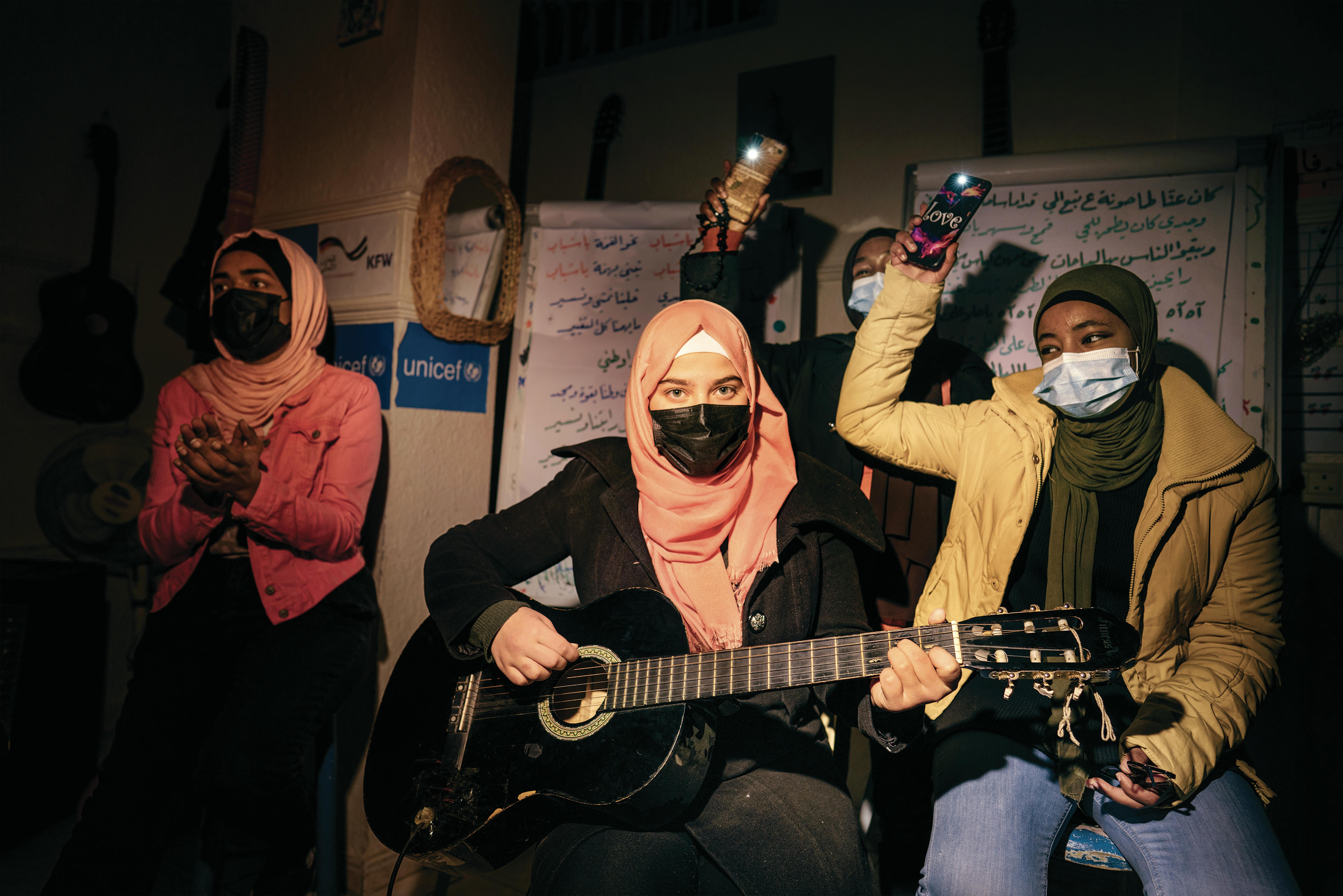 In un Makani (tradotto letteralmente: spazio mio) dove i rifugiati siriani praticano musica. Questo Makani si trova nei pressi di Amman ed è supportato da UNICEF.