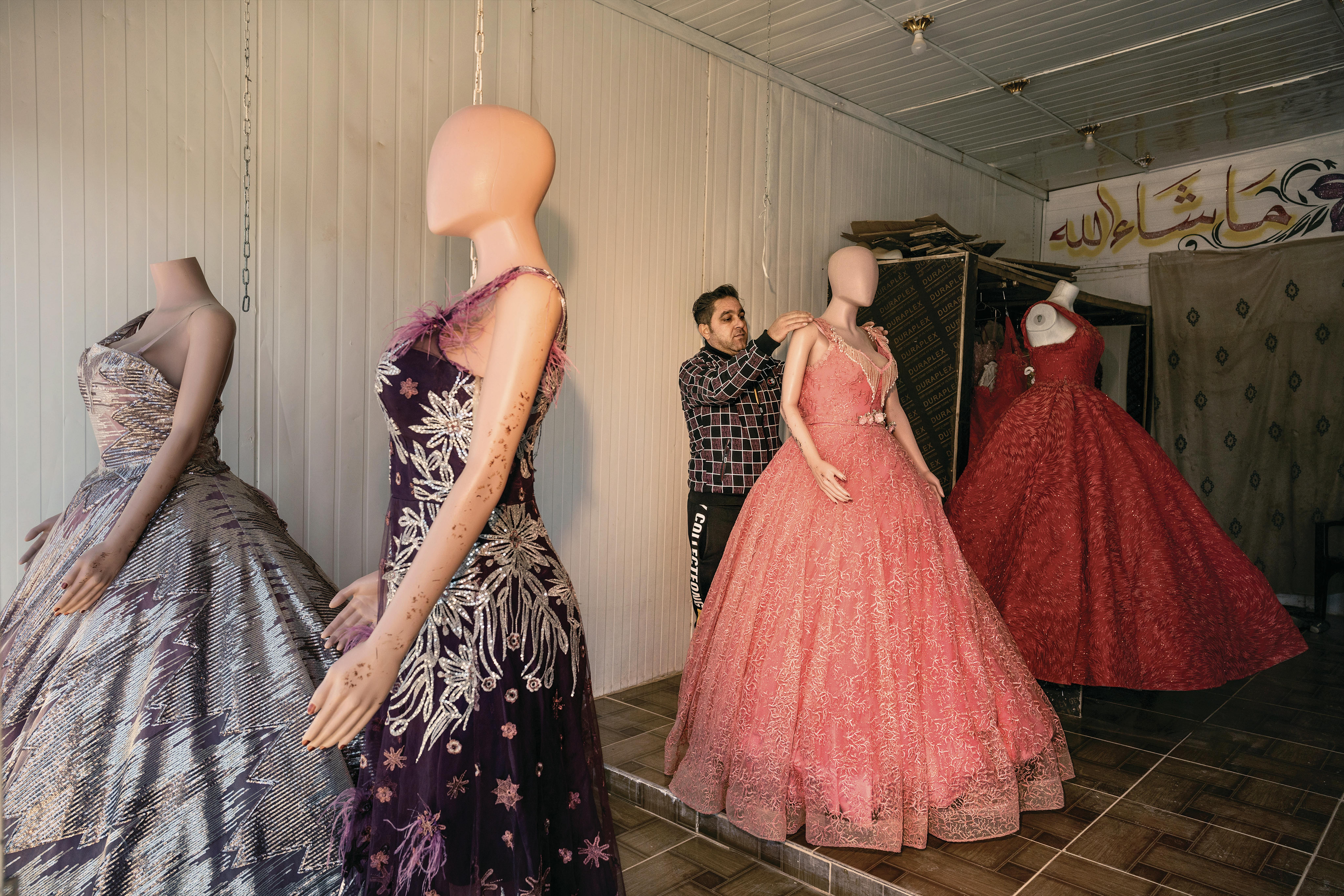 Un negozio di abiti da sposa e cerimonia lungo gli Champs Élyséees, soprannome della via commerciale lunga più di un chilometro che si è formata spontaneamente negli anni, nel campo profughi di Zaatari.