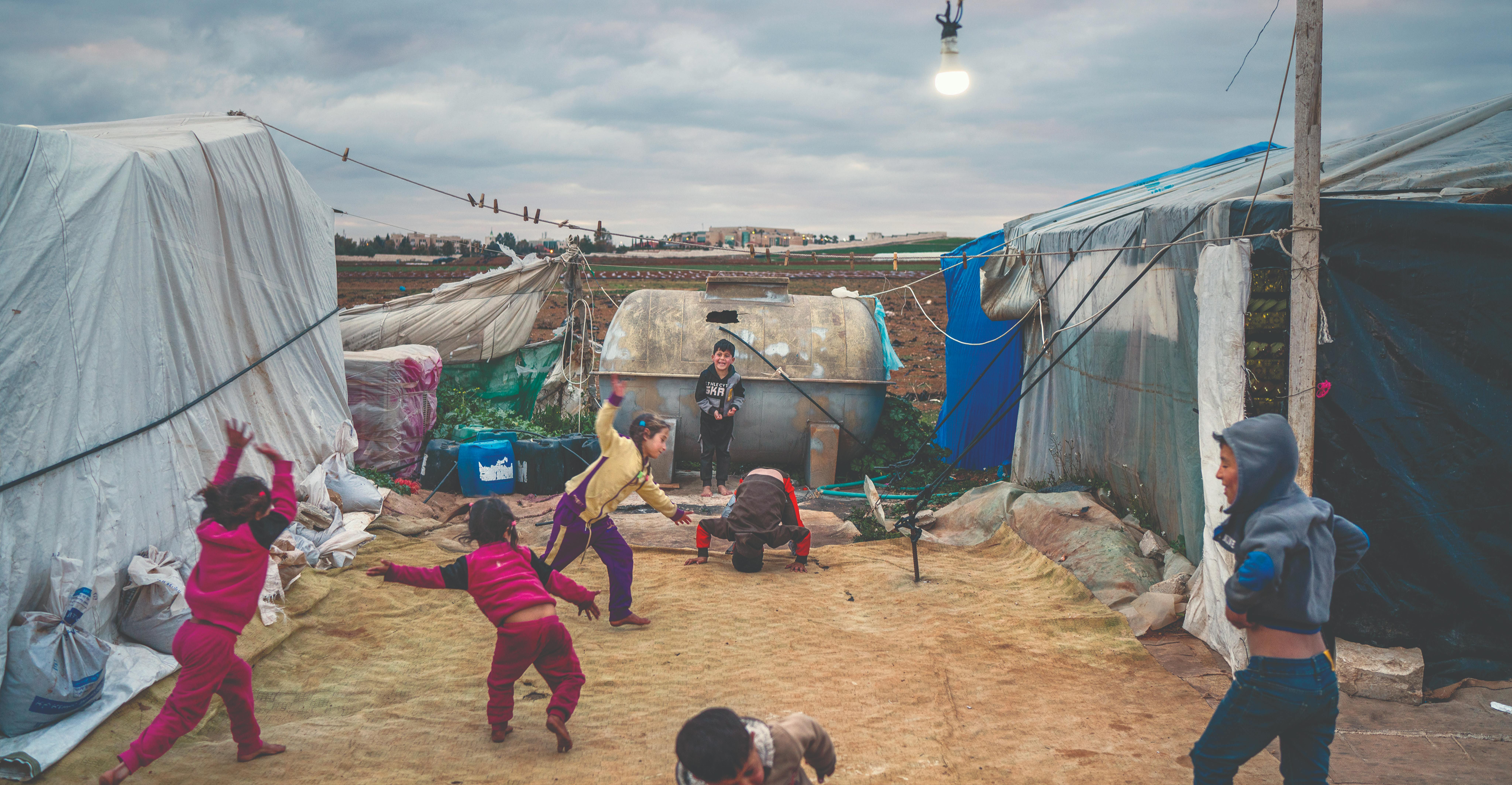 Giordania, bambini giocano nell’accampamento informale di Jizeh dove l’UNICEF, tramite il progetto WASH, ha portato un completo sistema di sanificazione igienica.