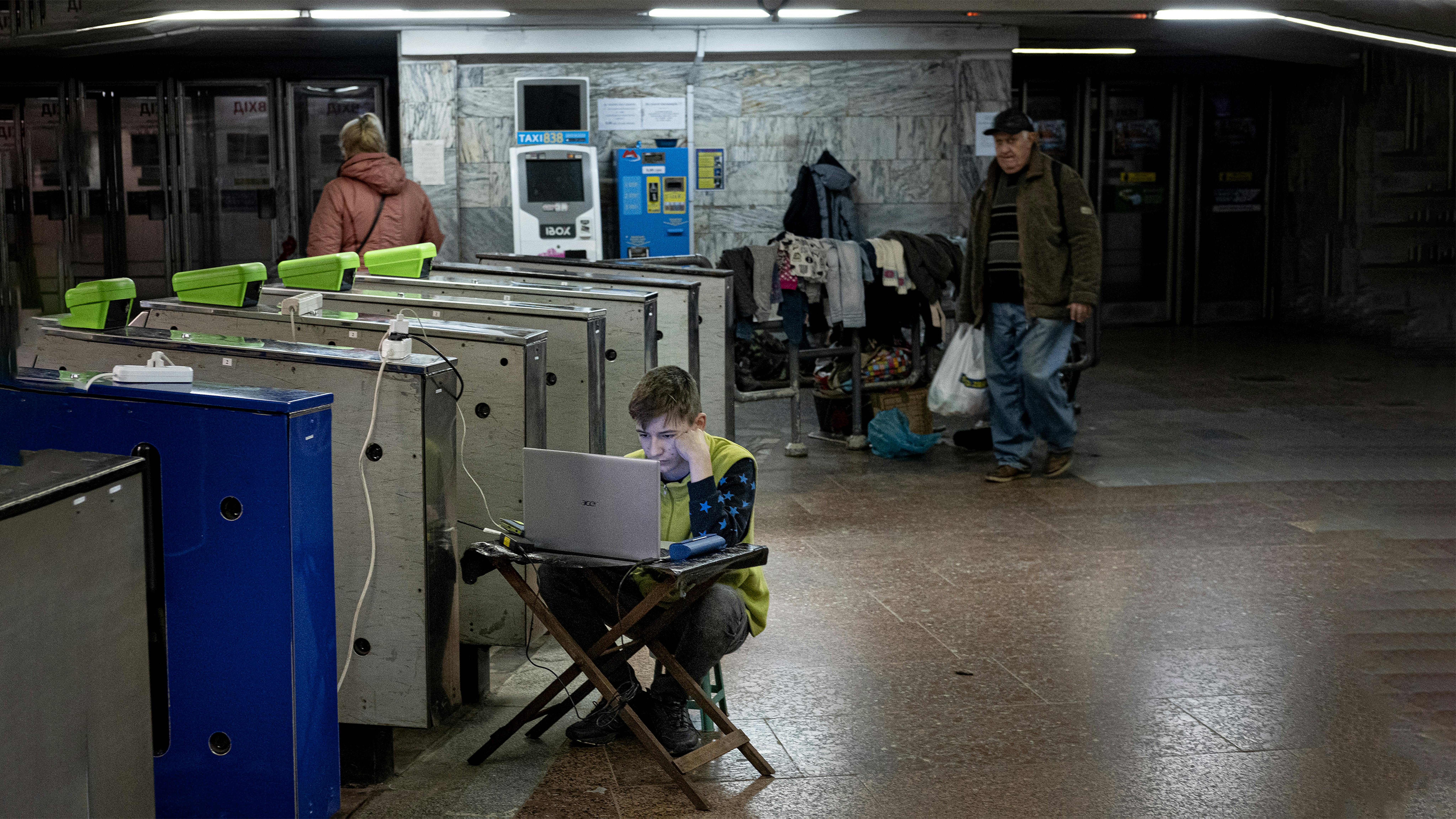 Ucraina, Dmytro, 12 anni, fa i compiti in una stazione della metropolitana a Kharkiv.