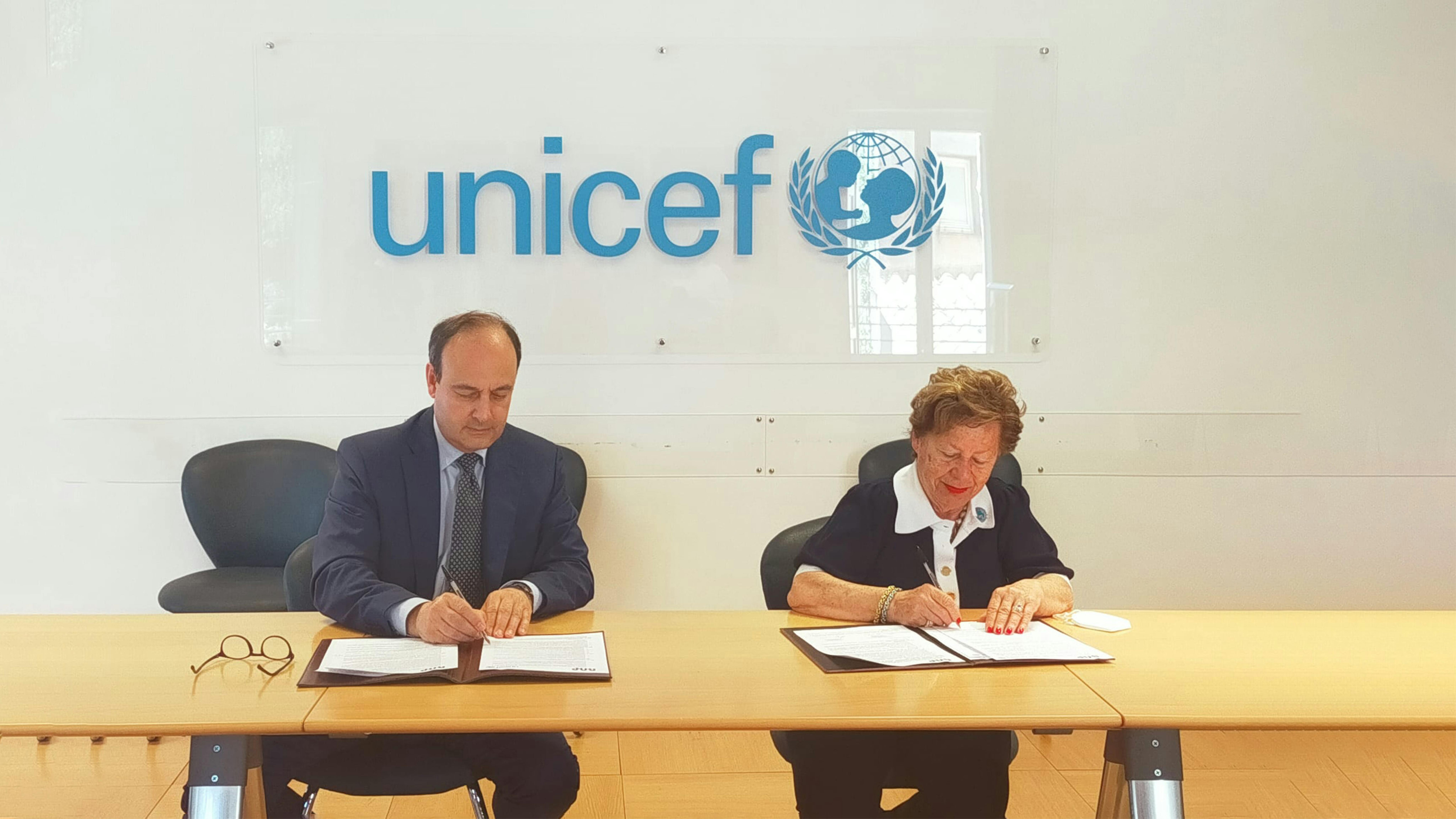 La firma del protocollo tra Il Presidente della Fondazione ANP E.T.S.  e la Presidente dell'UNICEF Italia