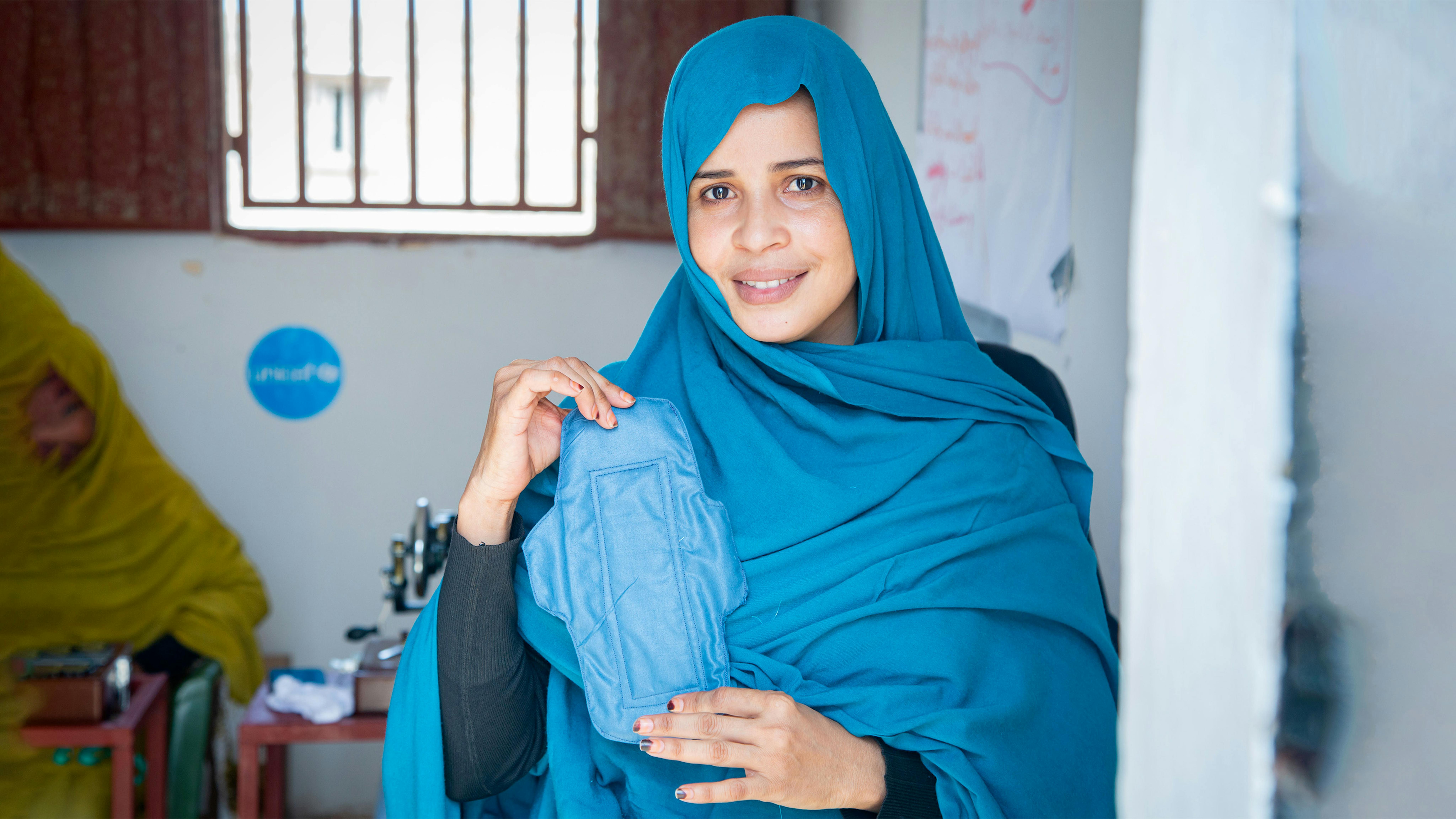  Aichetou, di  24 anni sta imparando con il cucito a fare gli assorbenti per le donne perché l'igiene mestruale è un grosso problema in Mauritania. 
