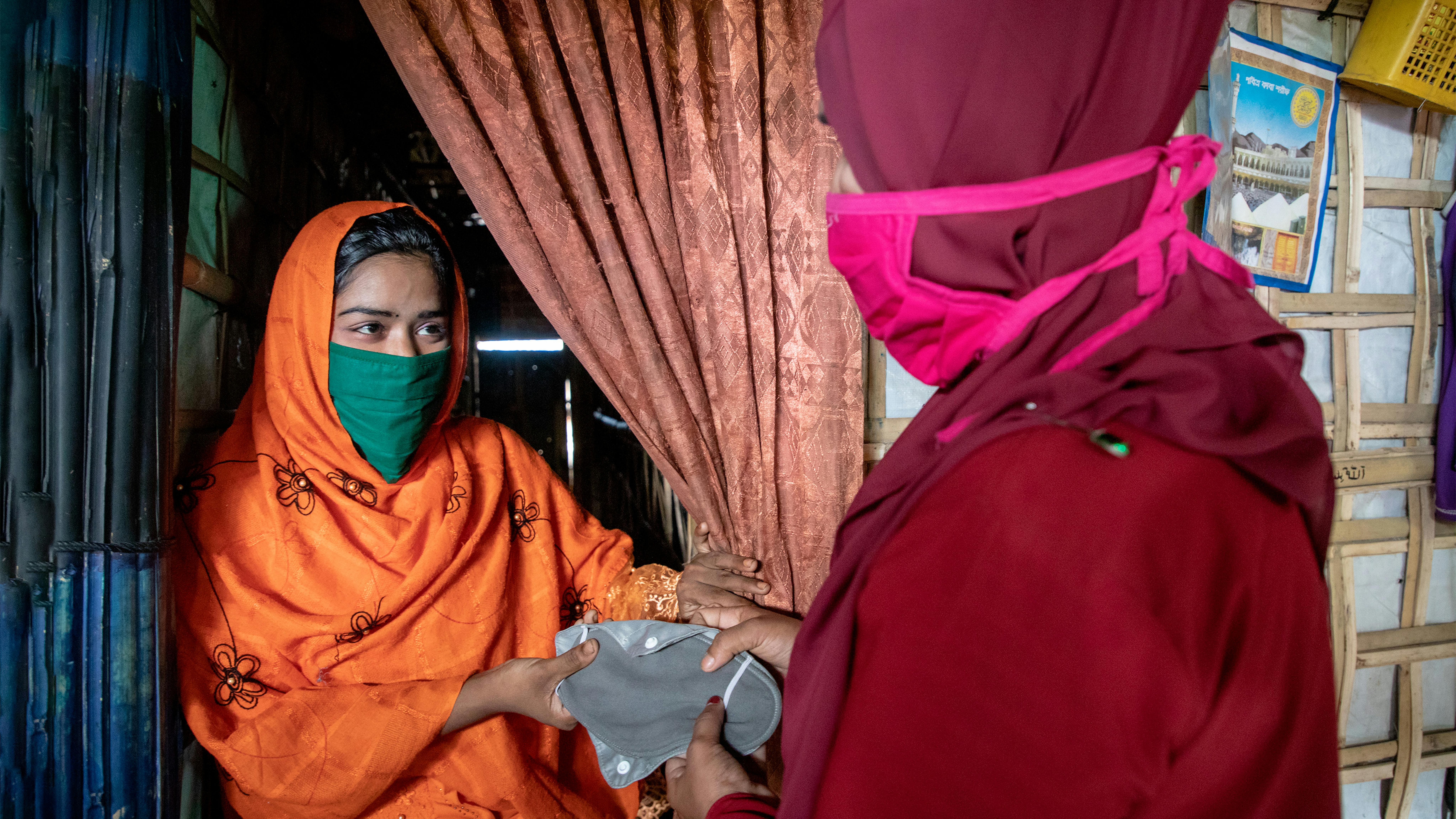 Bangladesh, Marium, una ragazza rifugiata di 20 anni, riceve un assorbente come parte del programma WASH - cura dell'igiene mestruale nei campi profughi Rohingya a Cox's Bazar.