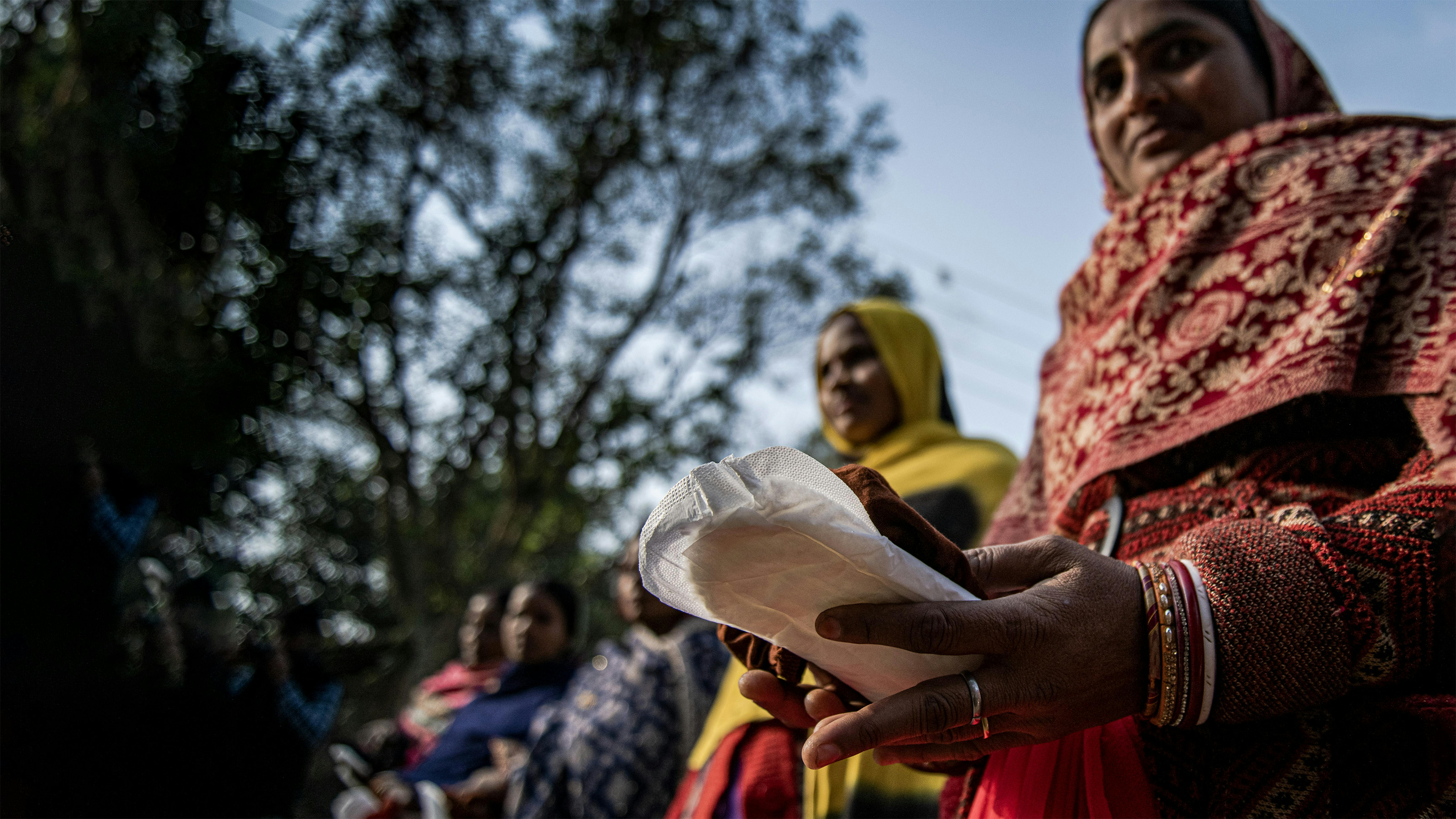 India, una donna riceve gli assorbenti durante la campagna di sensibilizzazione.