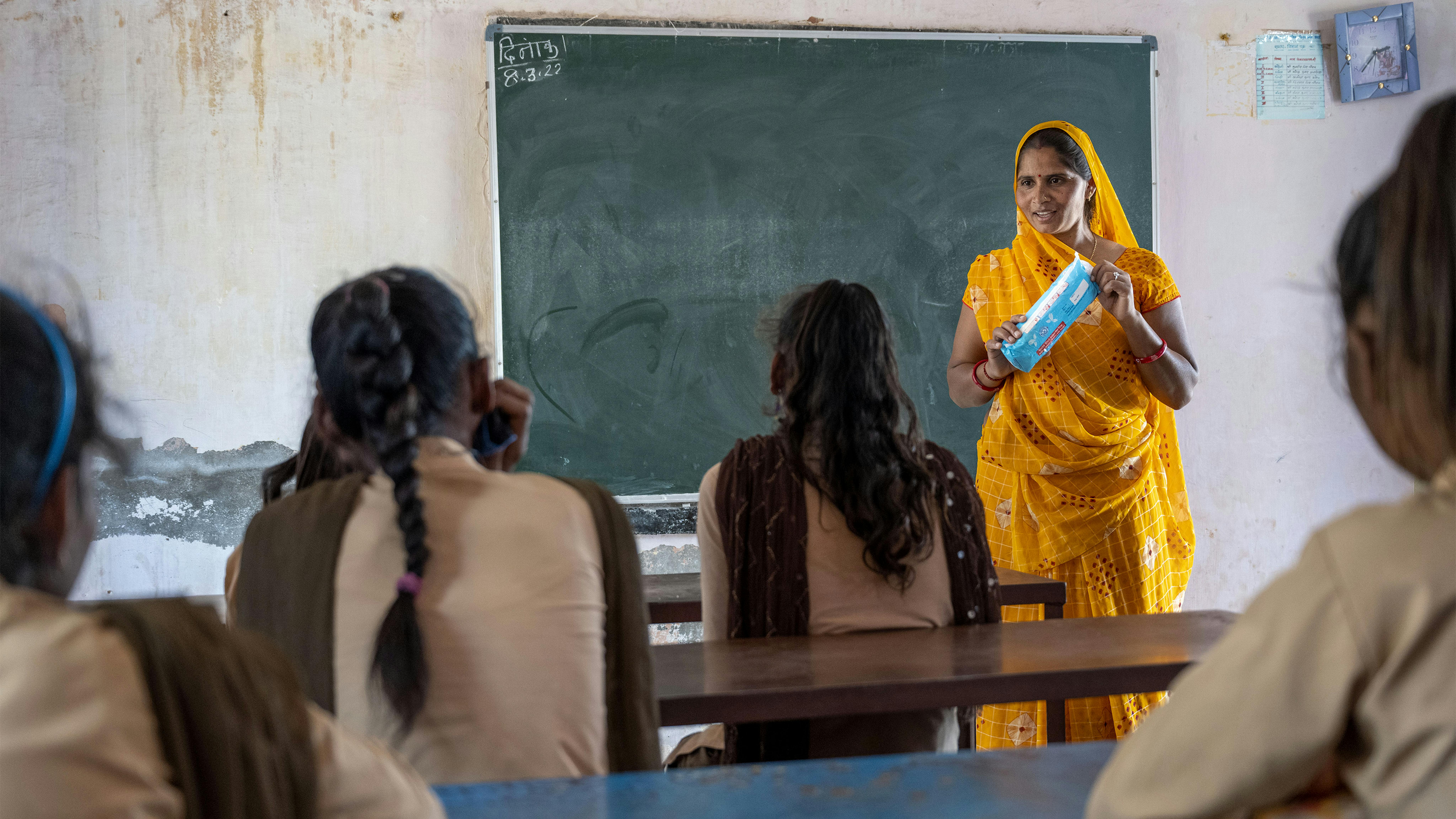 India, ragazze a scuola ricevono istruzioni sull'igiene mestruale e sull'uso degli assorbenti. 
