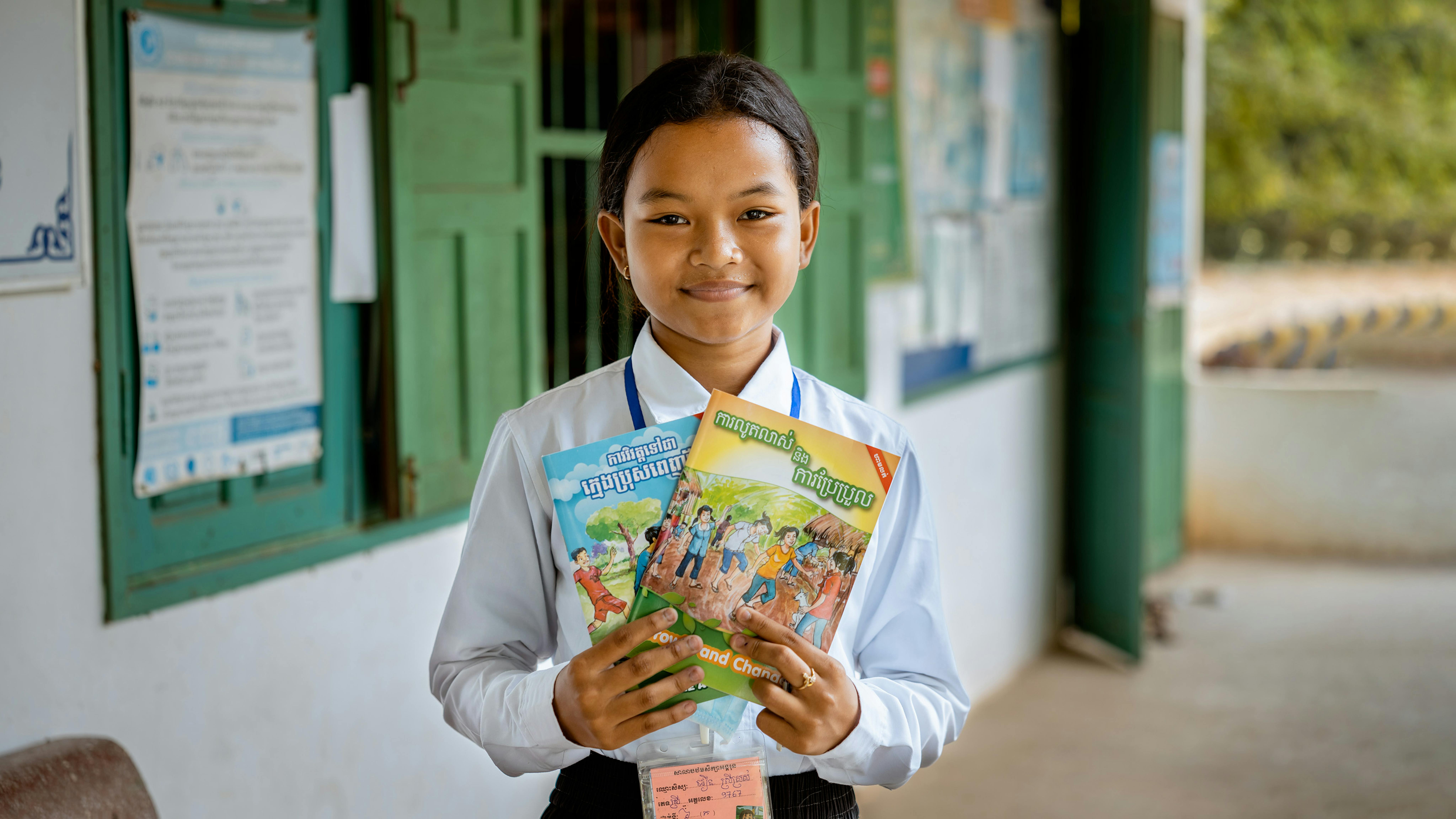 Cambogia, una bambina di 6 anni mostra un libro sulla crescita e lo sviluppo ricevuto durante una formazione sull'igiene mestruale.