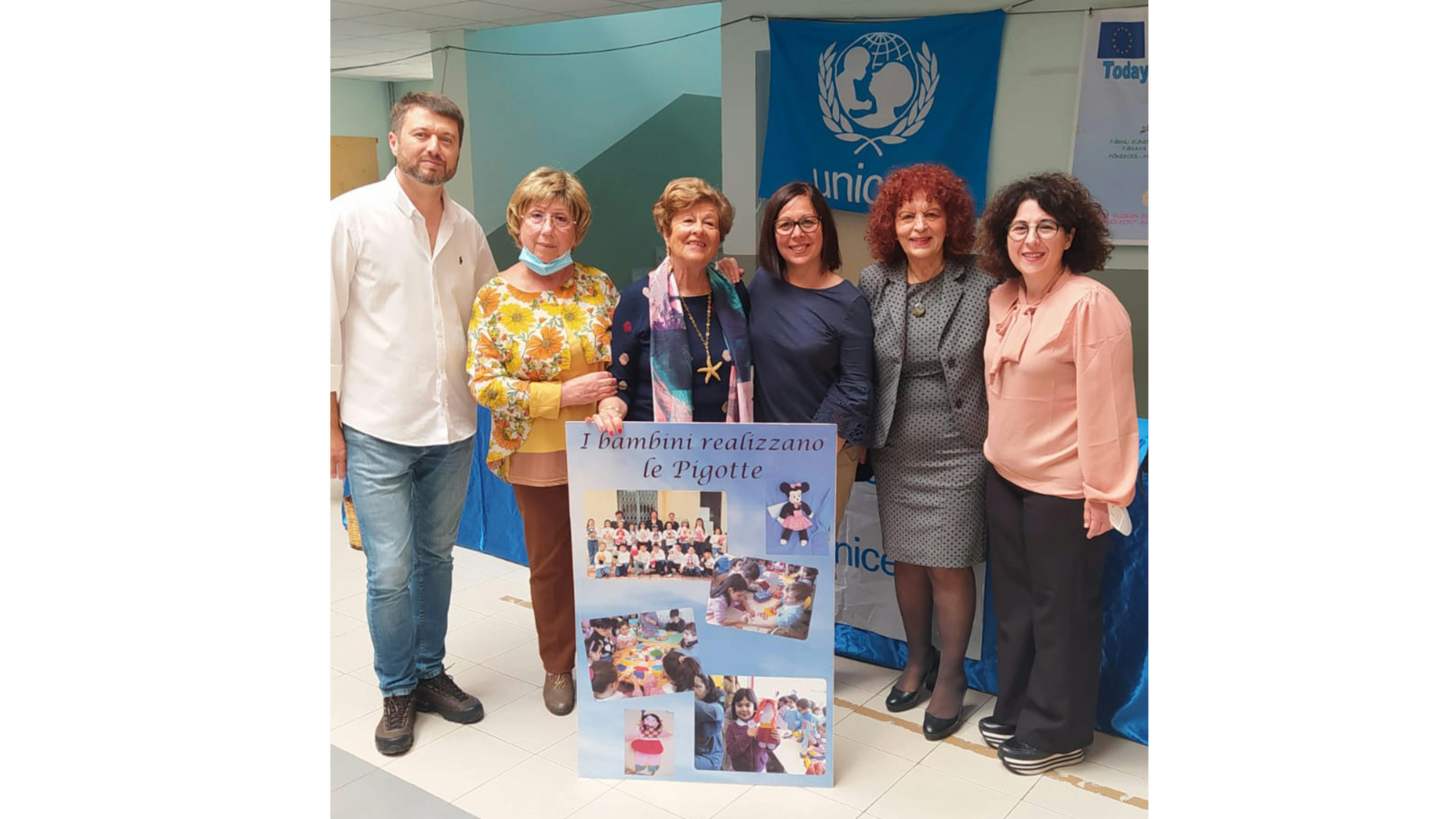 Iliuta Florin, docente della Romania, Pina Cannizzo, Presidente UNICEF Siracusa, Tanina Motta, volontaria UNICEF, Stefania Gallo, Dirigente scolastico, Angelica Romano, referente programma 'Scuola Amica' UNICEF Siracusa, Marlena Felice, referente UNICEF dell'istituto. 