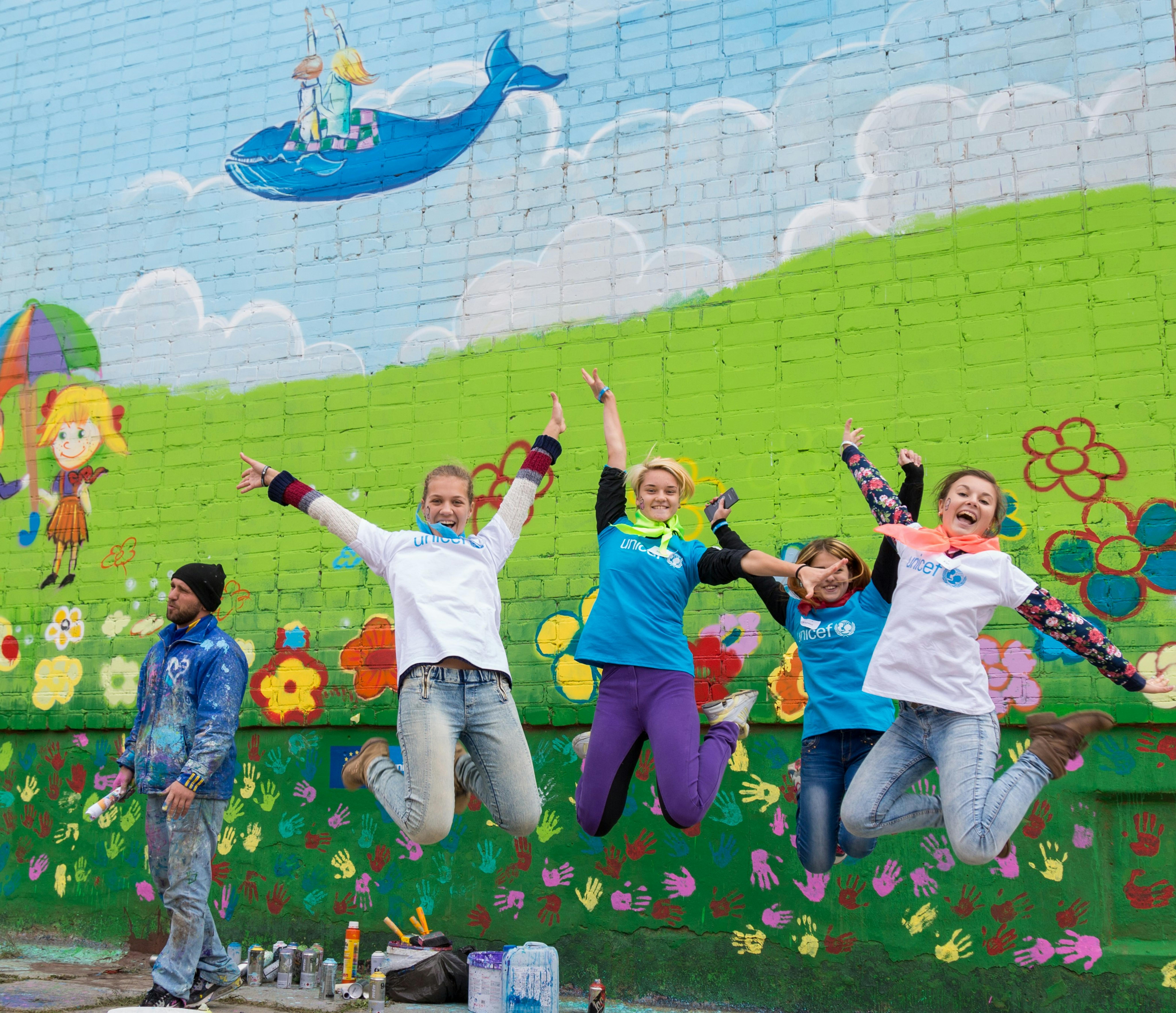 Ucraina: nel 2016 un gruppo di ragazzi ha creato un murales a Luhanks nell'ambito del progetto Life Skills Education and Psychosocial Support, supportato dall'UNICEF per i ragazzi colpiti dal conflitto