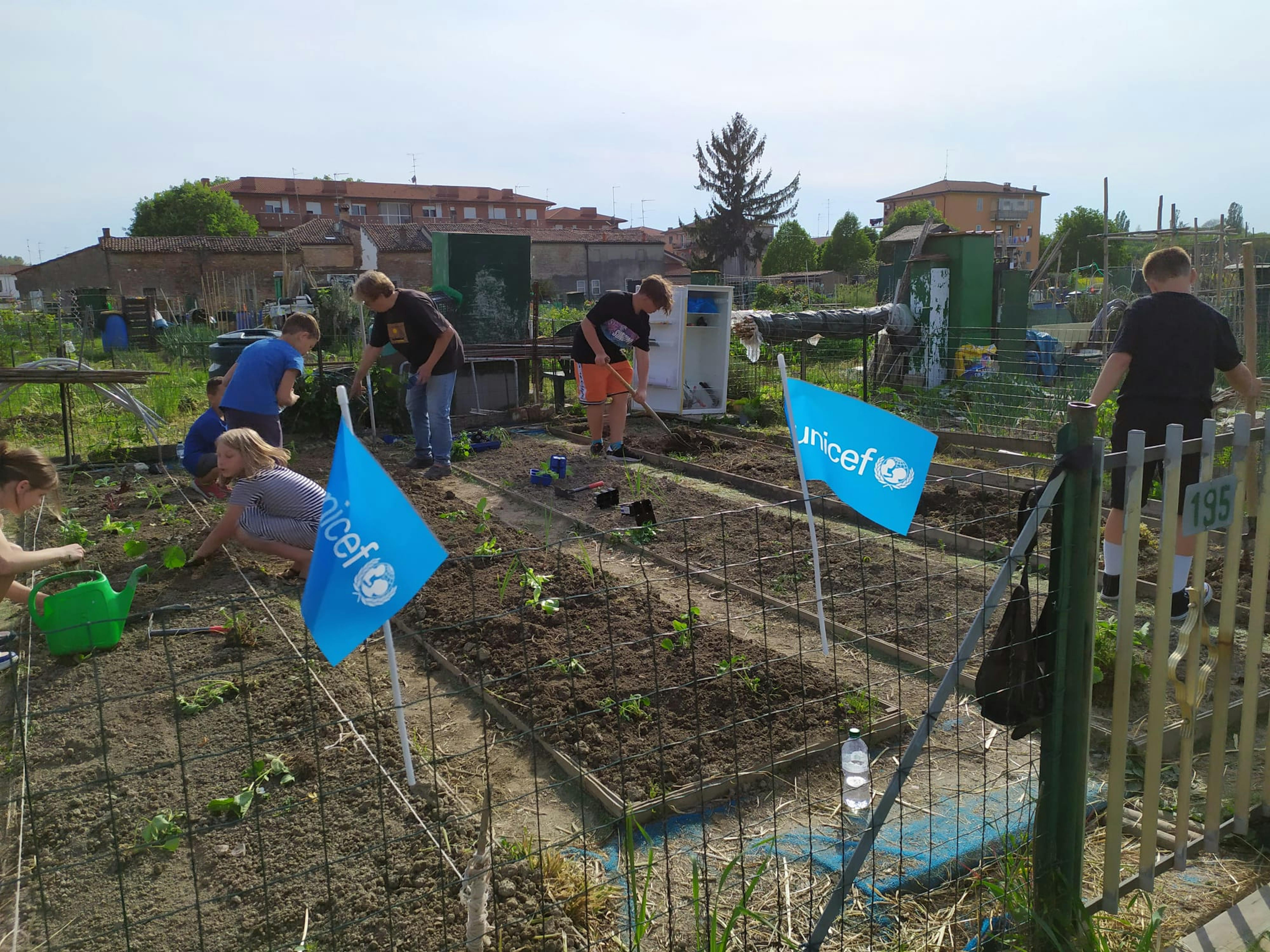 Il laboratorio orto, organizzato da UNICEF Ferrara, ha coinvolto  i bambini ucraini che hanno seminato, zappato, estirpato e raccolto ortaggi sia presso orti cittadini, che musei, giardini, spazi urbani. 