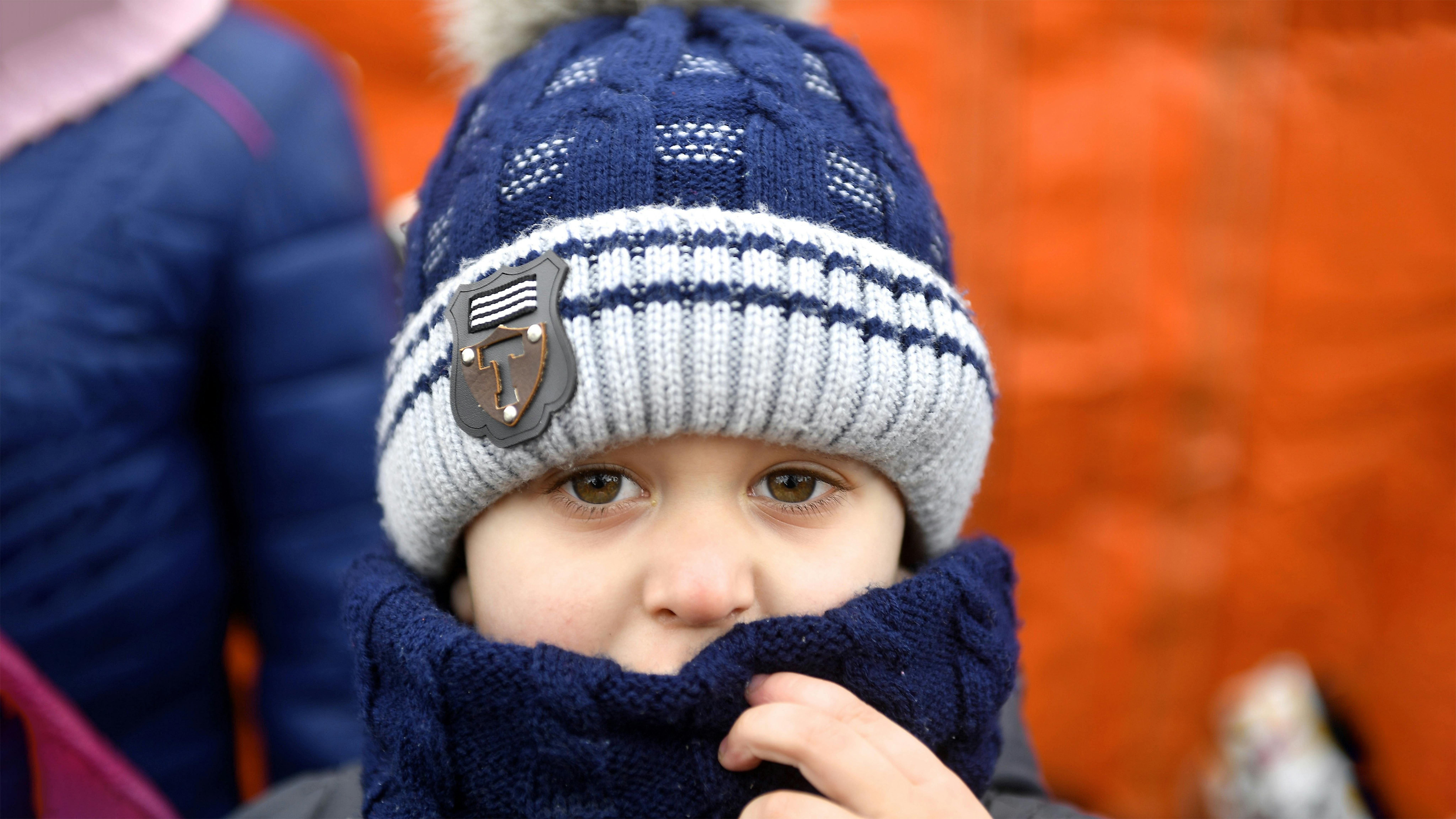 Romania, una bambina ha lasciato la sua casa di Chernivtsi in Ucraina e ha trovato rifugio con la mamma in Romania