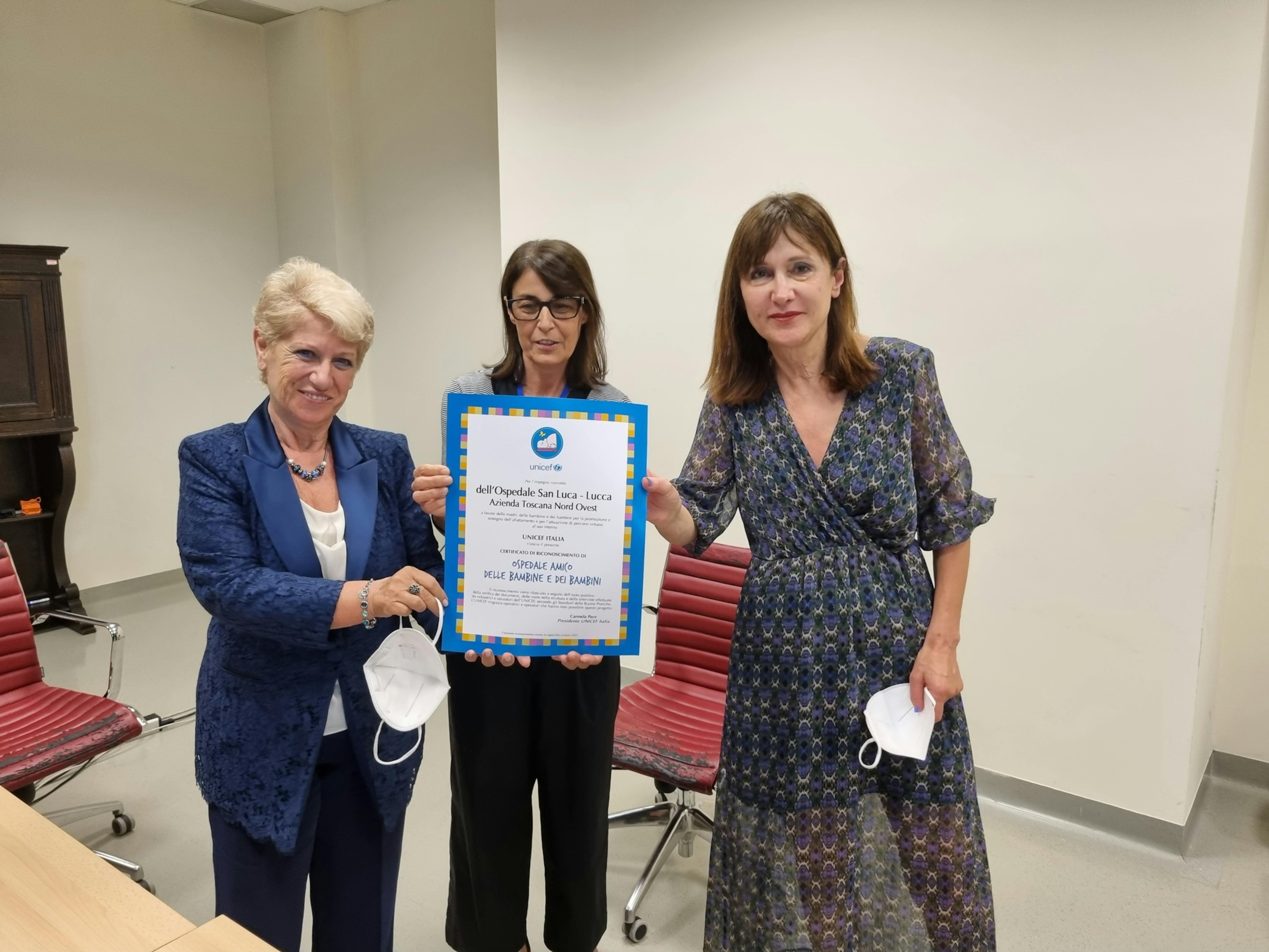 Da sx Silvana Miraglia, Presidente UNICEF Lucca, Angelina Vaccaro, direttore UOC Pediatria, Maria Letizia Casani, DG Az USL Toscana Nord Ovest