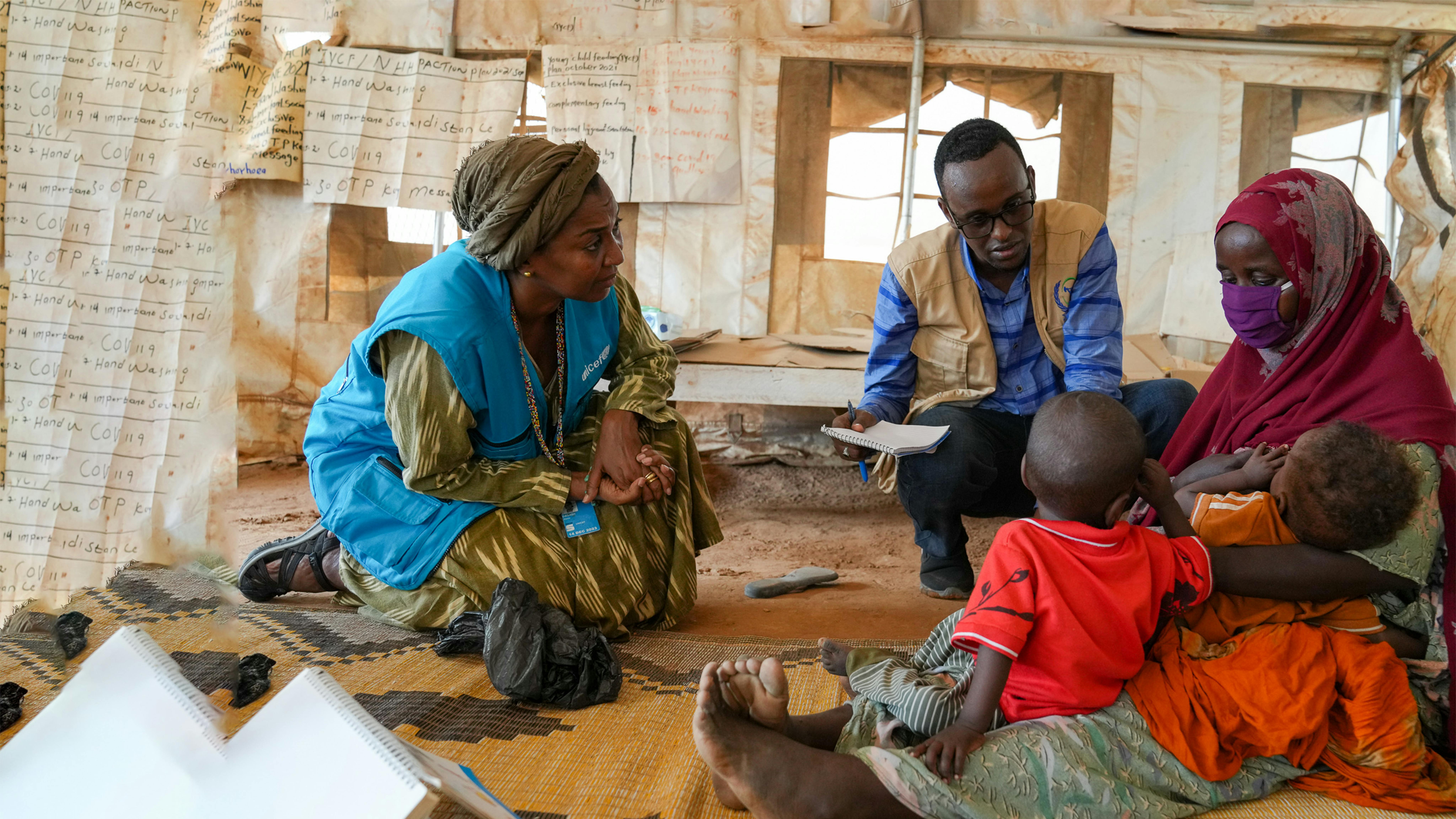 Rania Dagash, vicedirettore regionale dell'UNICEF per l'Africa orientale e meridionale, (a sinistra) incontra madre Ismayel e i suoi gemelli presso il centro sanitario integrato di Dollow, in Somalia