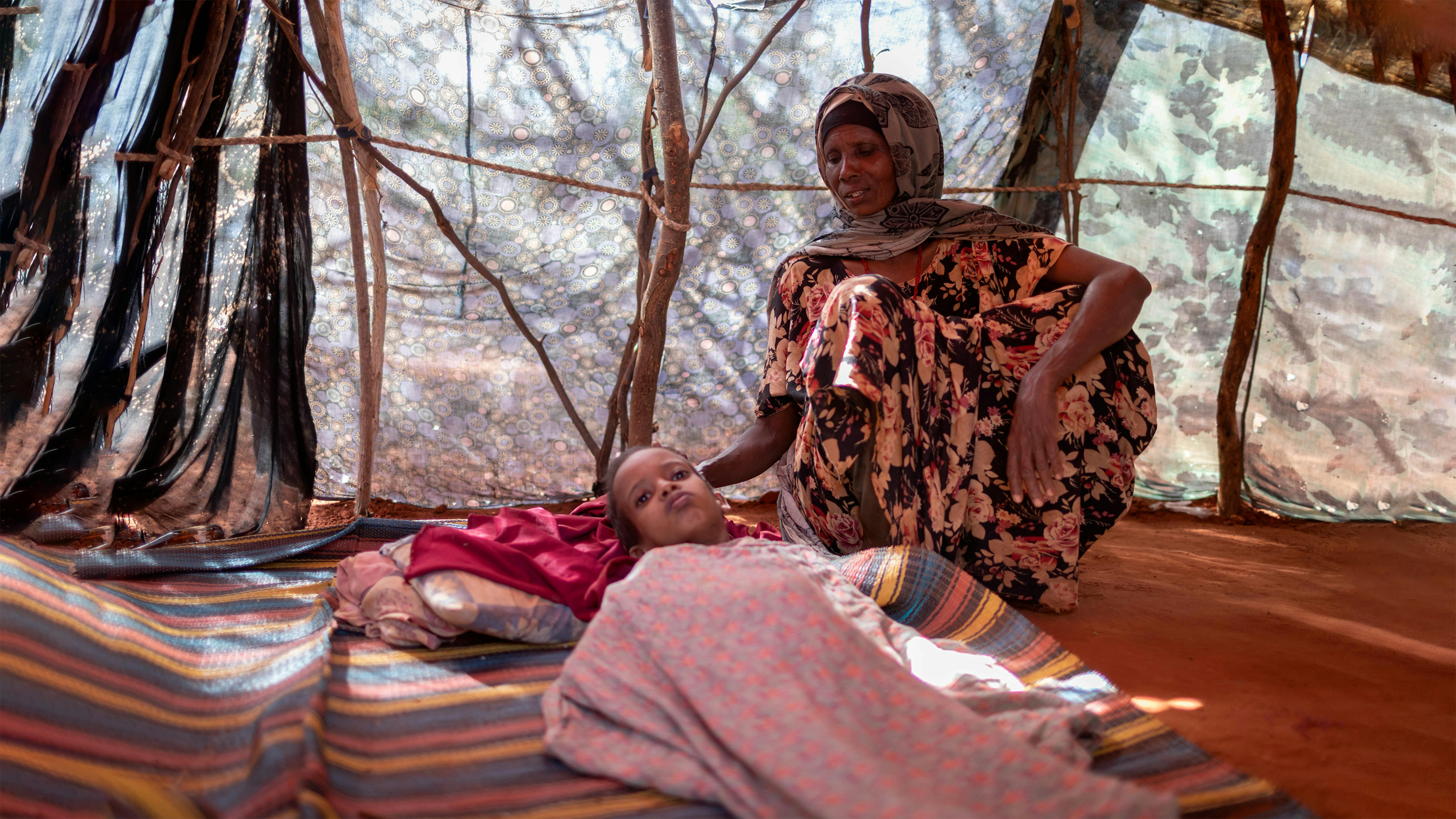 Meriam Hussein conforta suo figlio Dheg Gameta nel campo IDP di Burdhubo, ad Afdher nella Regione dei Somali, in Etiopia. Dheg è gravemente malnutrito e malato. 