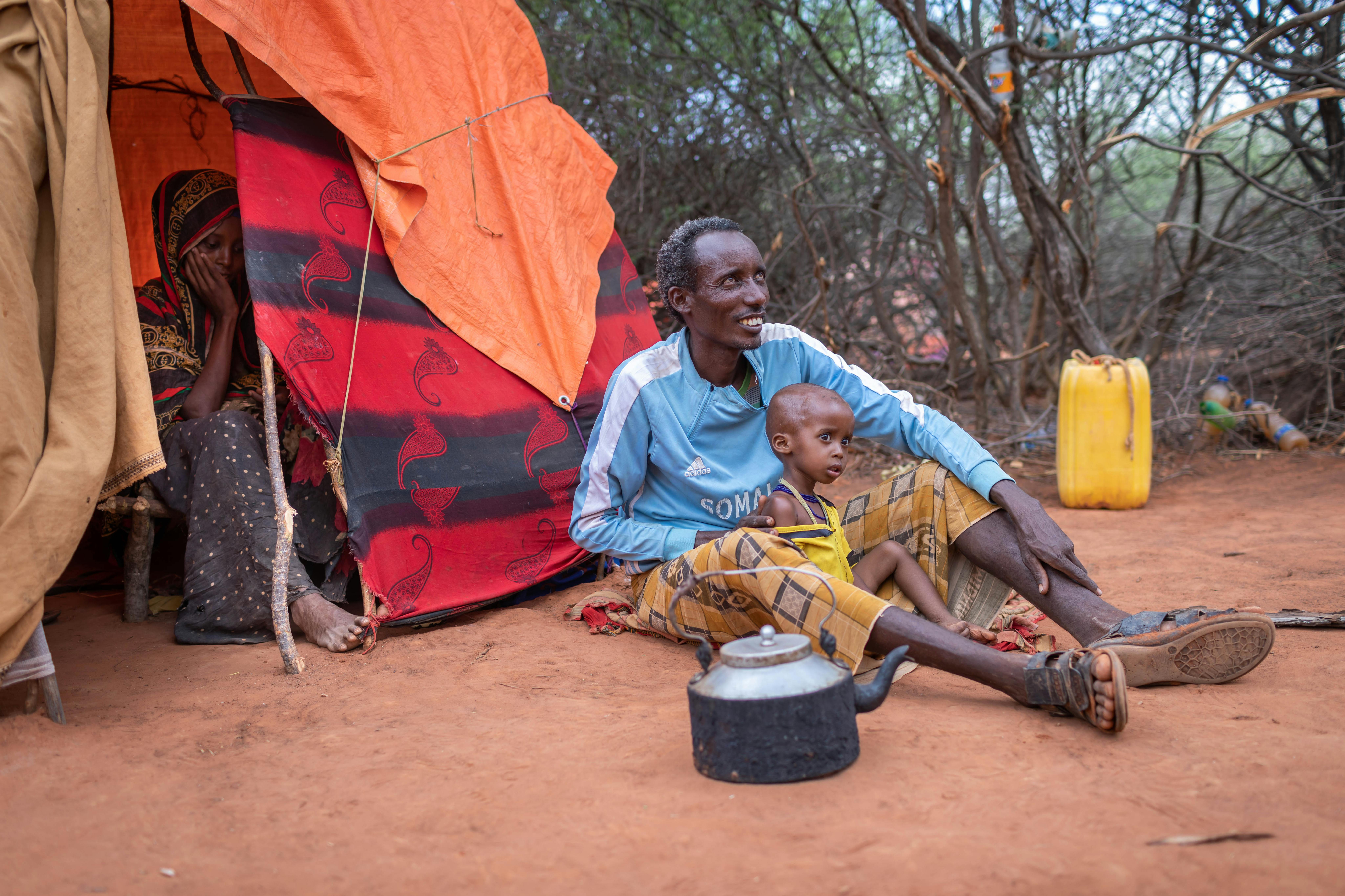 Abdulahi Mahdi con la sua famiglia nel campo IDP di Burdhubo, ad Afdher nella regione somala.  La figlia di Abdulahi, Durto, è gravemente malnutrito e anche il piccolo Nurto ha bisogno di cure.