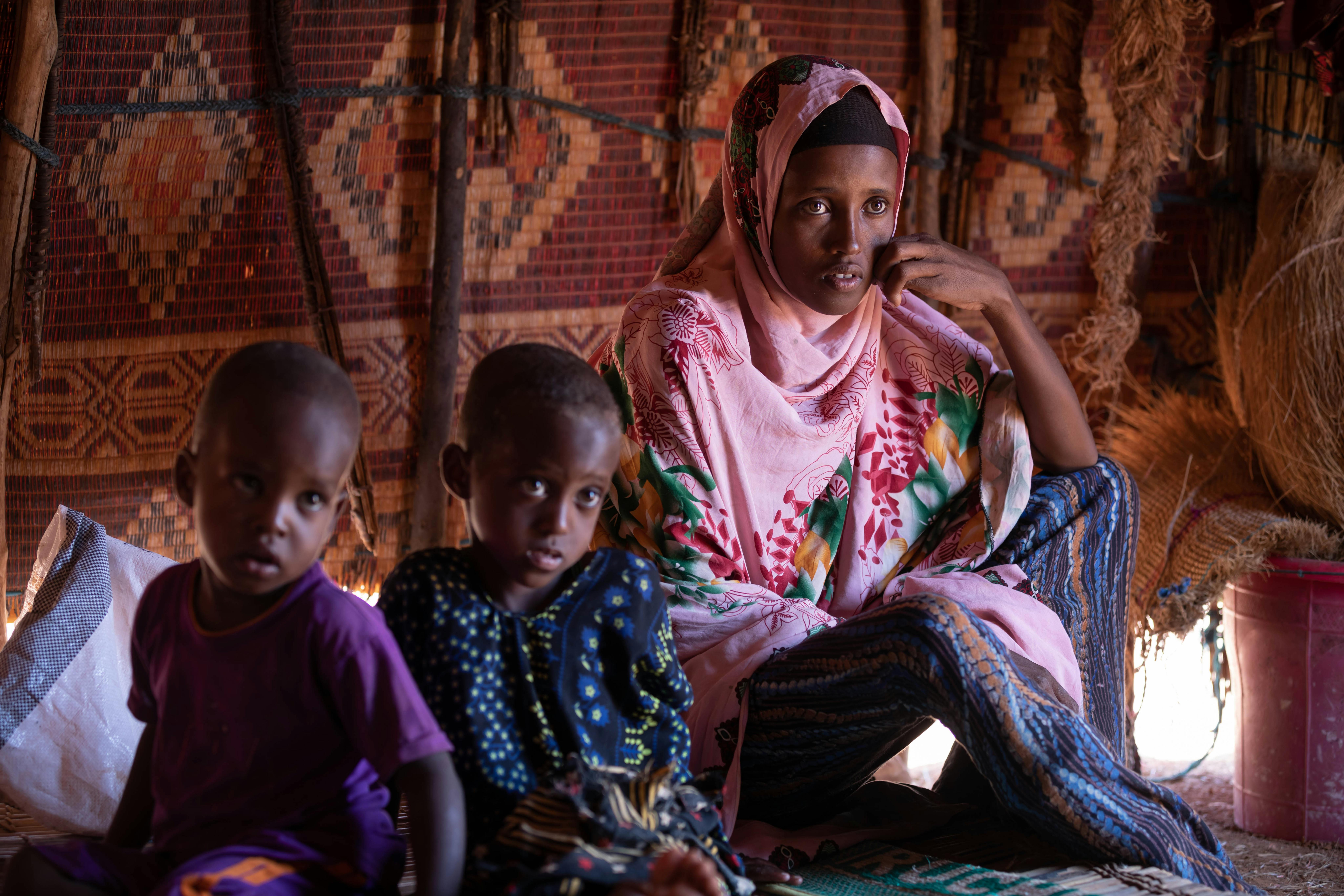 Etiopia - Eshe e i suoi figli hanno camminato tre ore per raggiungere il campo di Hargle IDP. Siamo venuti qui per cercare cibo e acqua. La pioggia si è fermata un anno fa e i nostri animali hanno iniziato a morire. Non possiamo venderli o mangiarli.