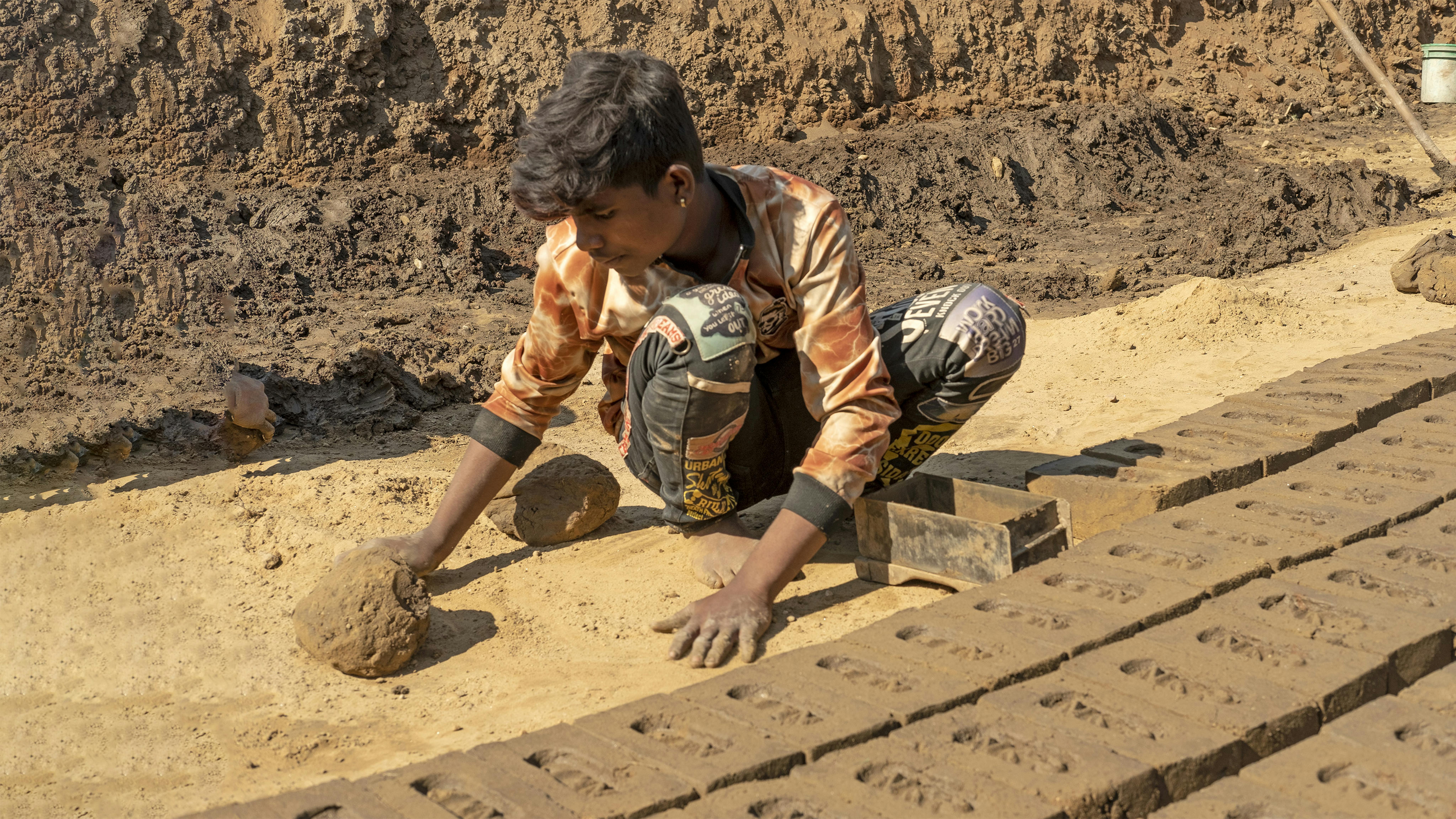 DDalpDesh Devada 15 – anni – lavora a una fabbrica di mattoni.