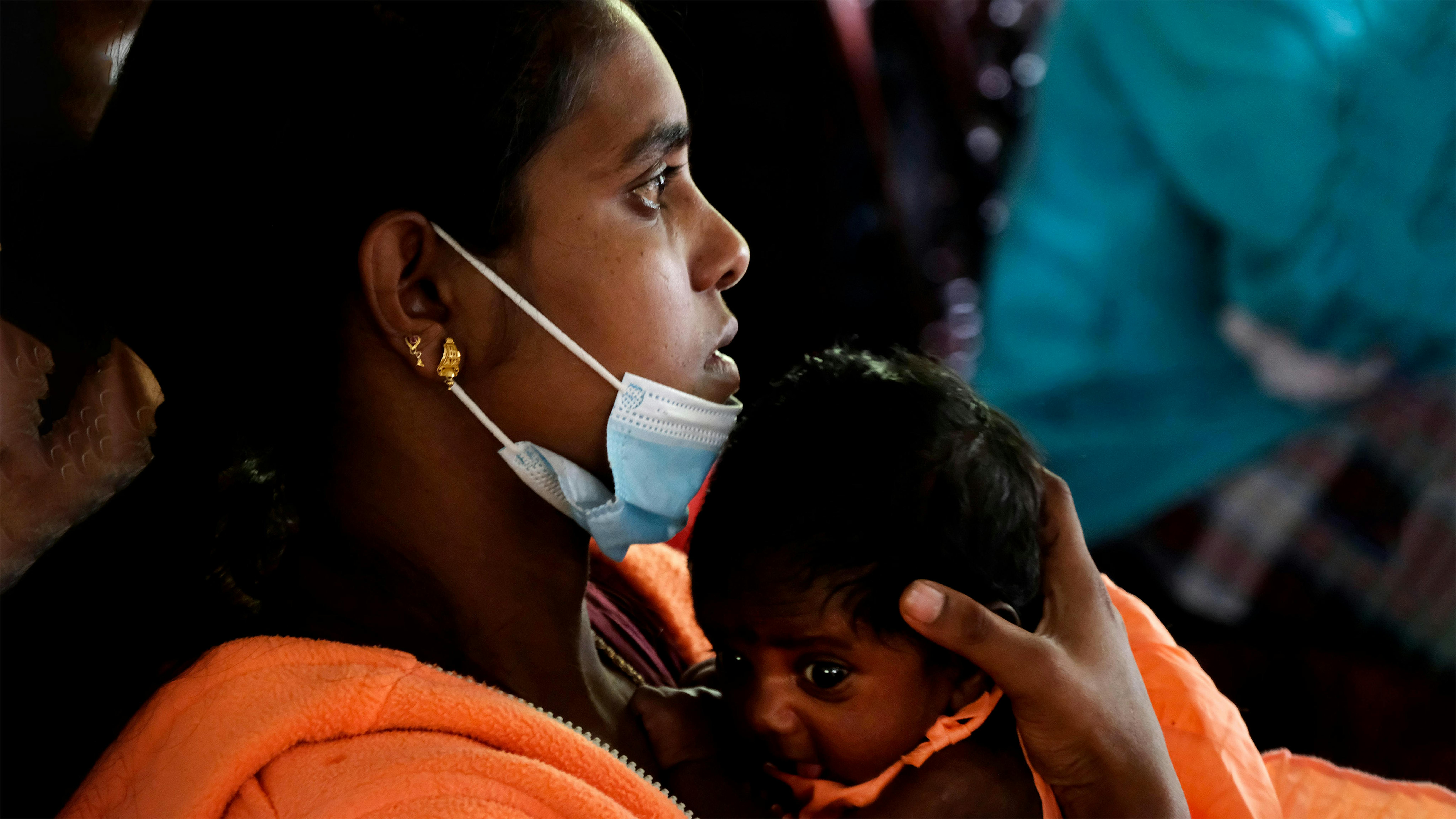 Una madre che tiene il suo bambino all'interno della clinica sanitaria, nella tenuta di Sannon, divisione Ambagamuwa MOH, Hatton Sri Lanka