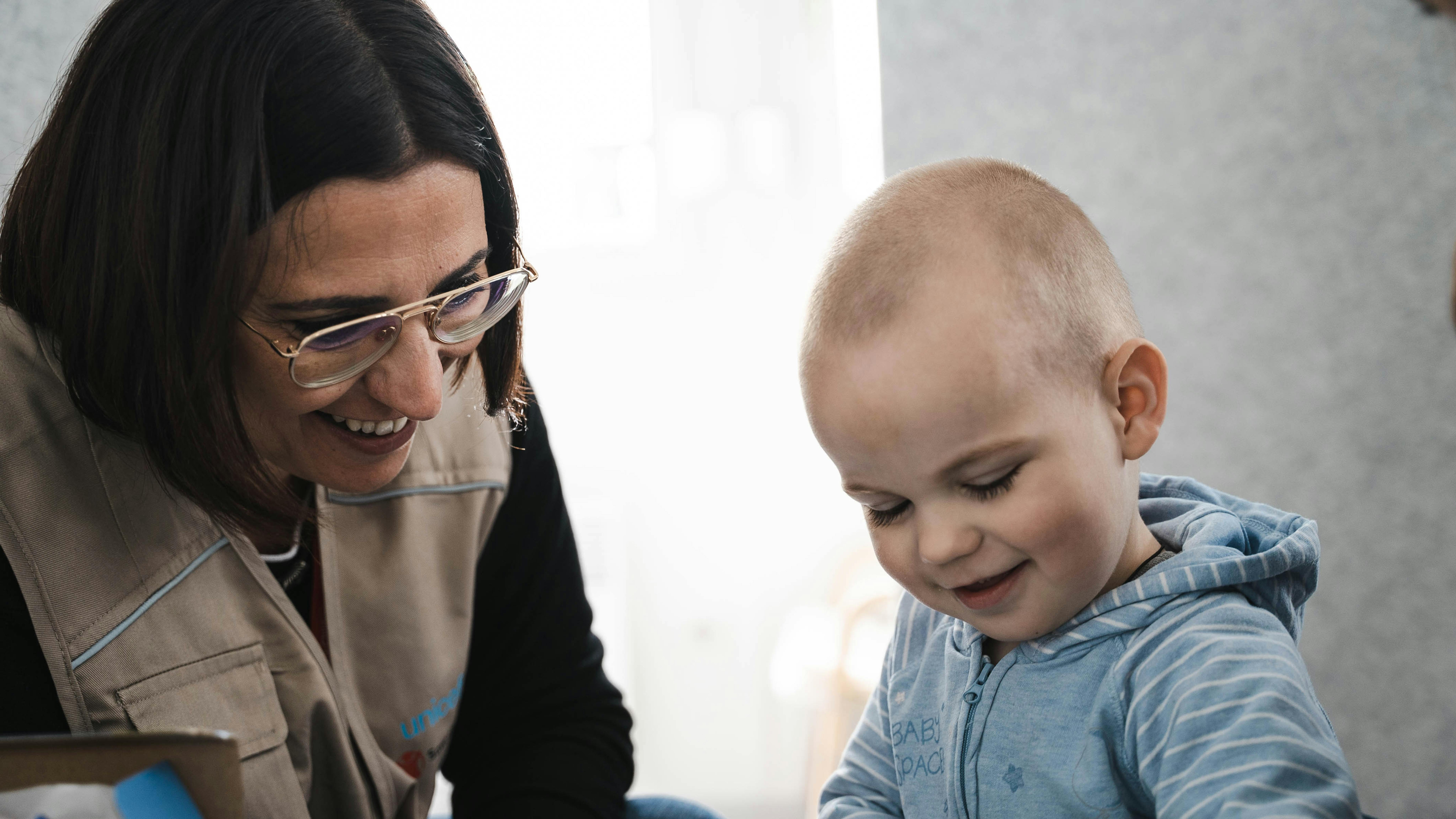 M., 3 anni, in un momento di gioco con gli operatori del blue dot  