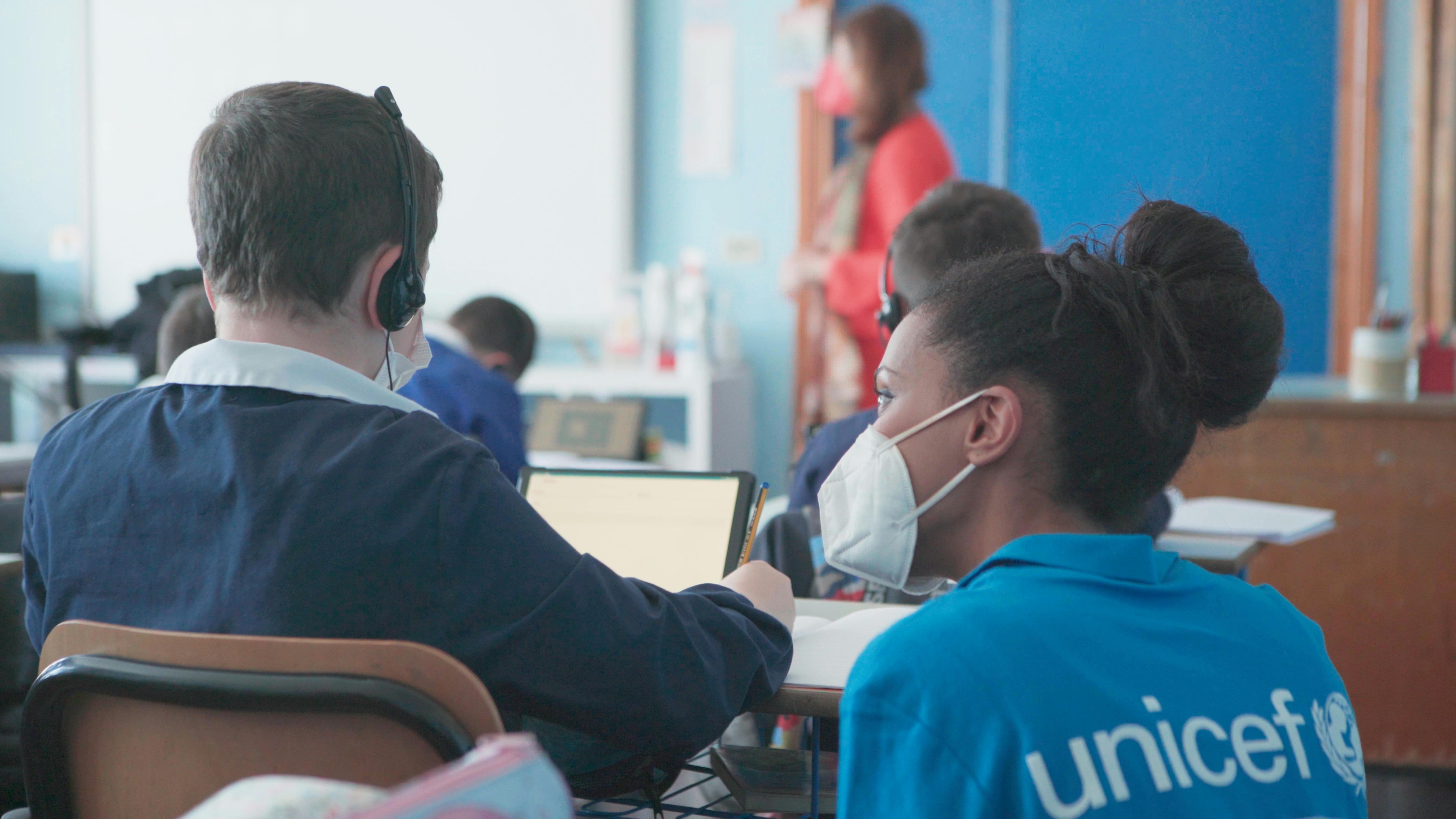 L’operatrice UNICEF supporta gli studenti in aula per l’utilizzo della piattaforma Akelius UNICEF/Anicito/2022