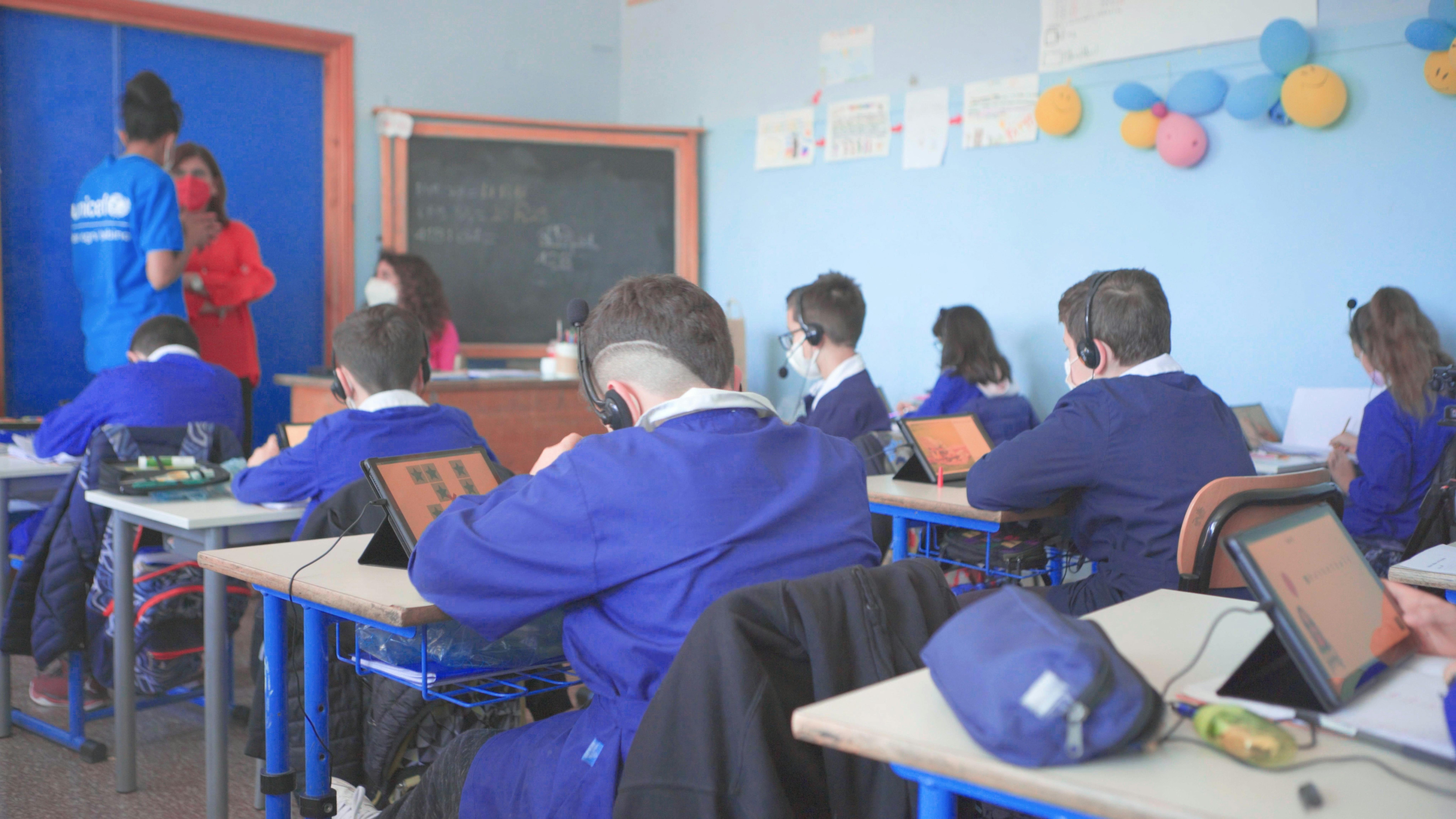 Momento di studio in aula sulla piattaforma Akelius UNICEF/Anicito/2022