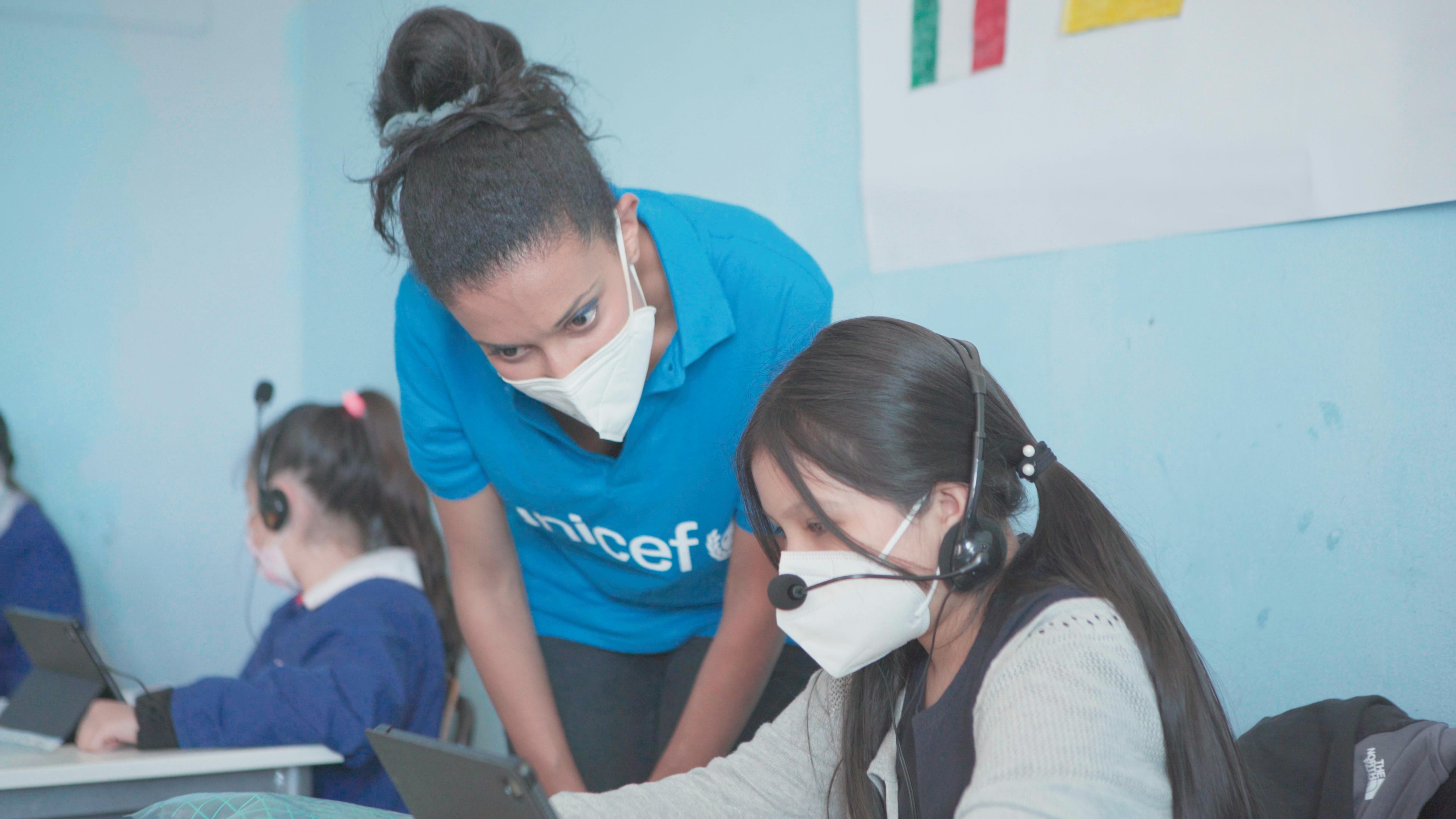 L’operatrice UNICEF supporta gli studenti in aula per l’utilizzo della piattaforma Akelius UNICEF/Anicito/2022