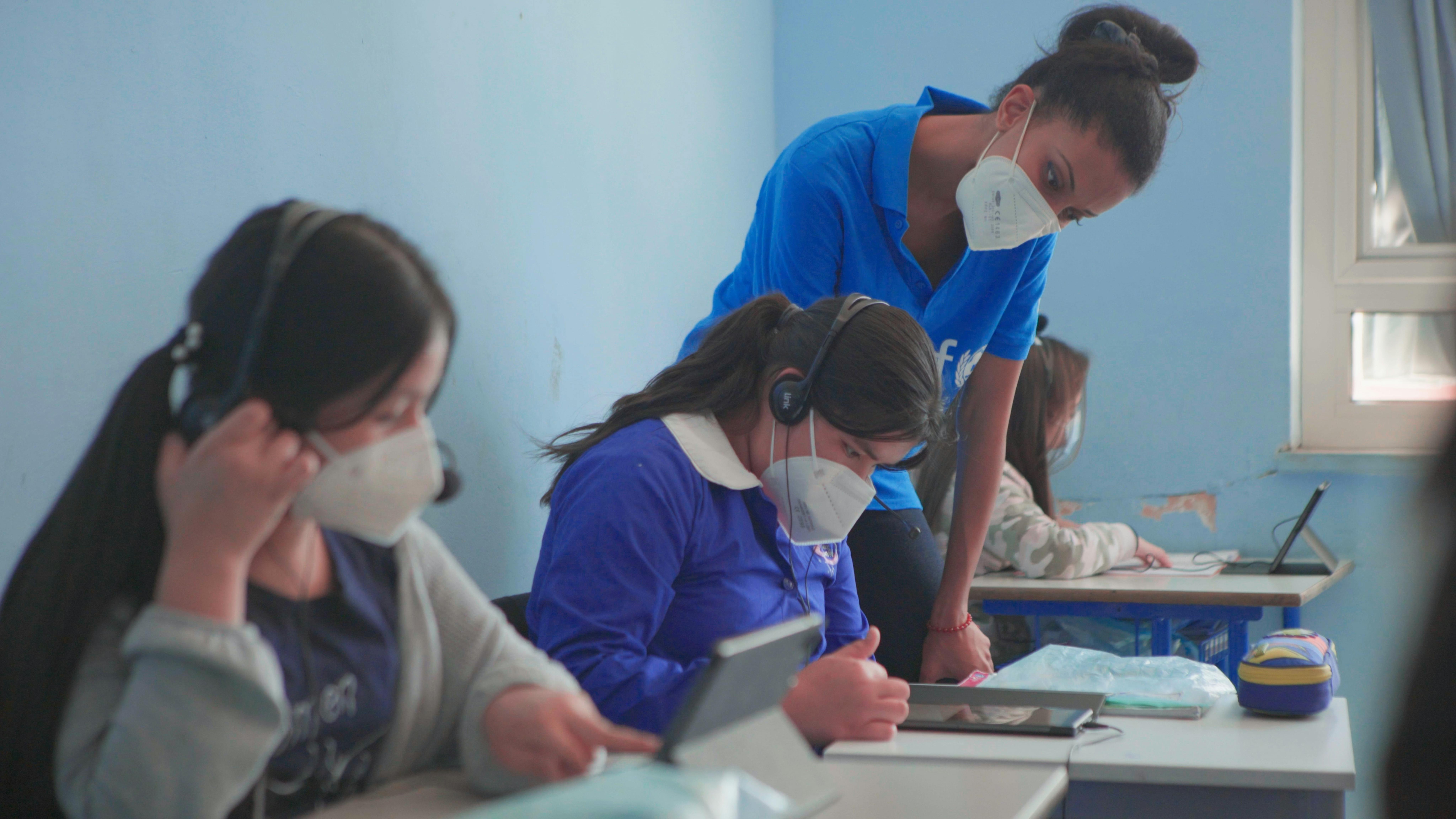 L’operatrice UNICEF supporta gli studenti in aula per l’utilizzo della piattaforma Akelius UNICEF/Anicito/2022