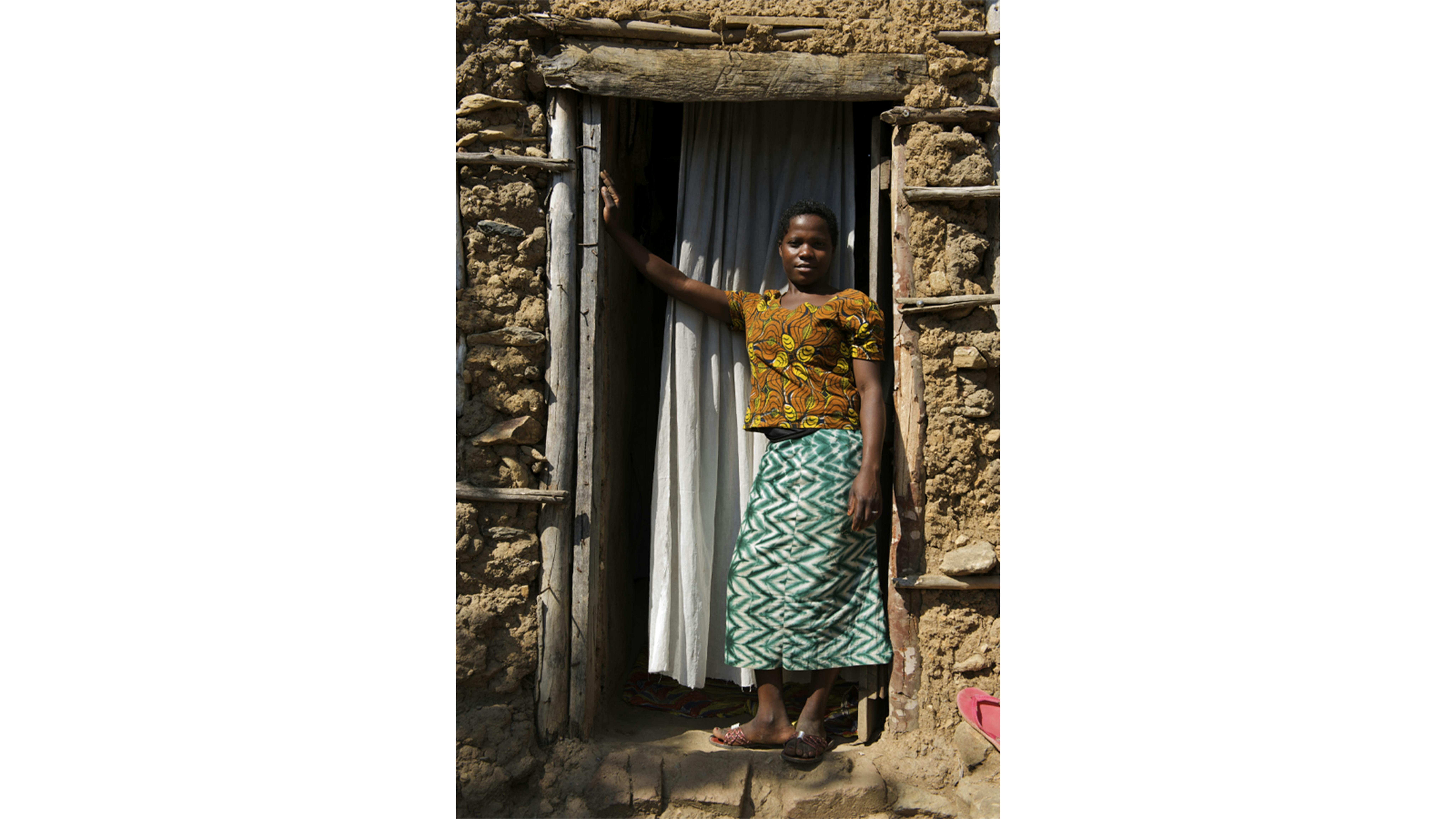 Tanzania - Christina John (14 anni) fuori dalla sua casa dove vive con suo marito e sua suocera nel villaggio di Rebu 