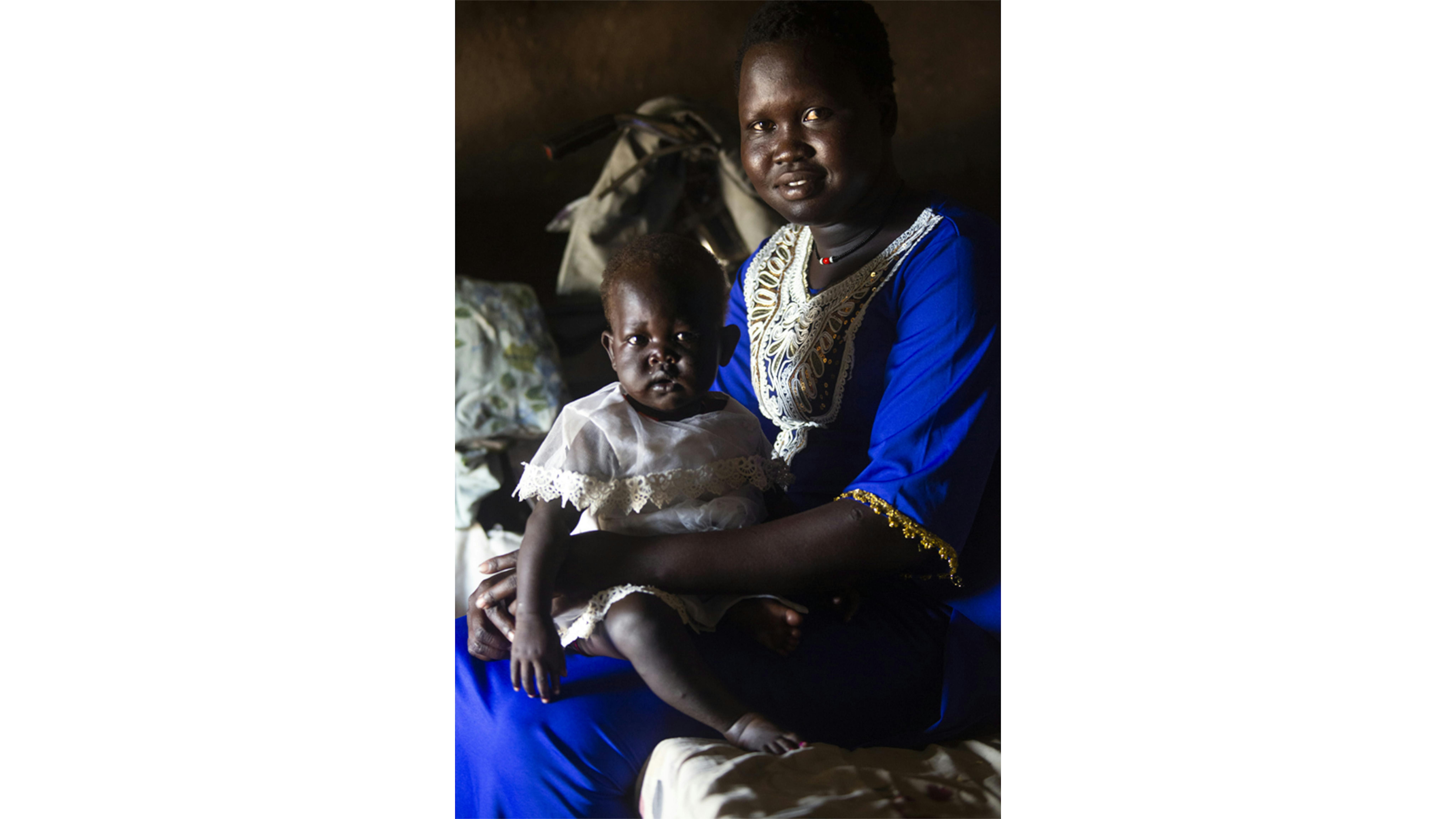Sud Sudan - Ayak Garang, 17 anni, nella sua casa con il suo bambino di un anno, Diing Roda, Ayak è stata costretta a sposare un uomo anziano quando aveva solo 15 anni e la famiglia ha ricevuto 15 mucche