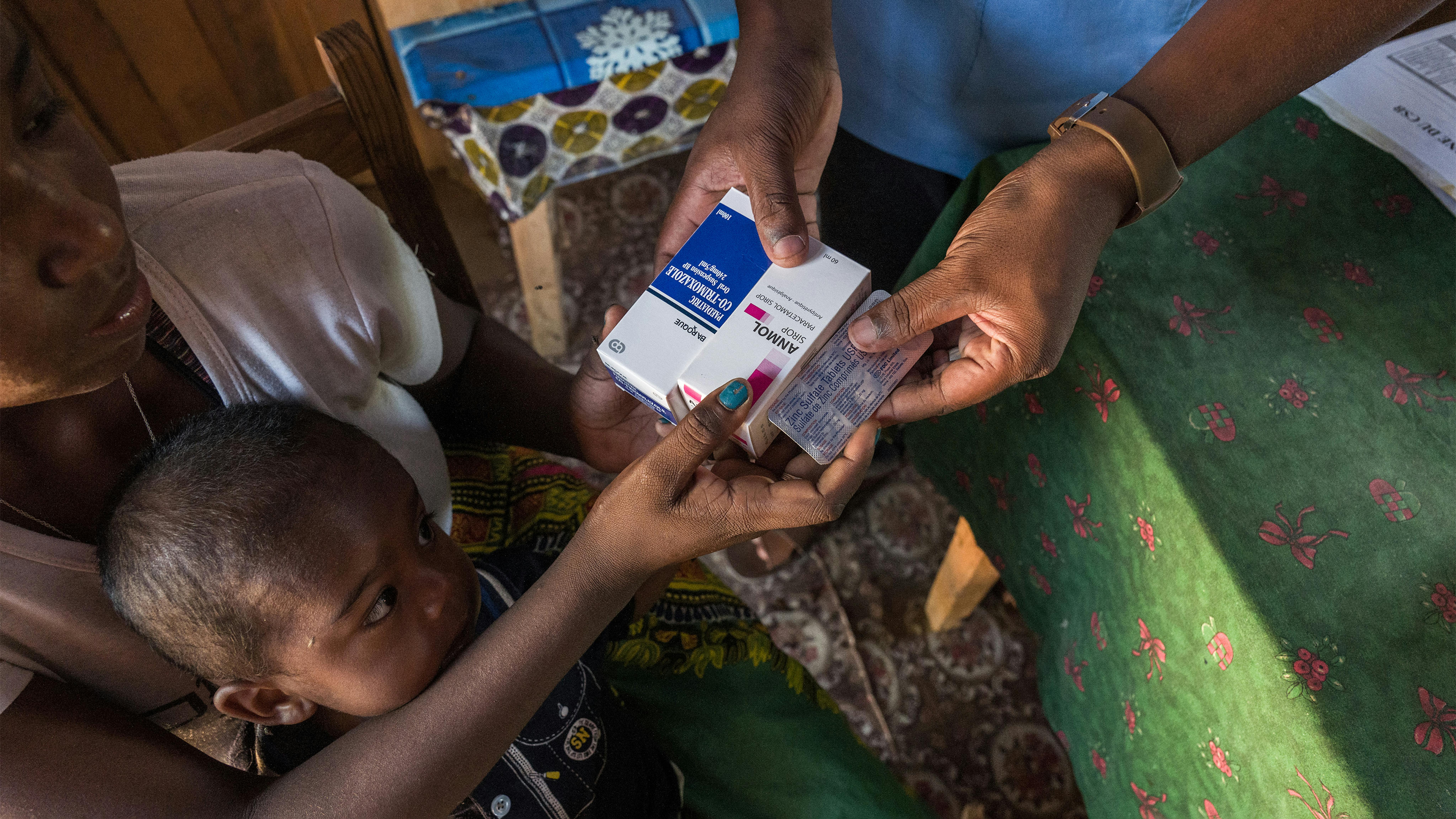 Madagascar - Vola, di 20 anni con suo figlio Claudio di 23 mesi, beneficiaria del cash trasfer riceve medicinali 