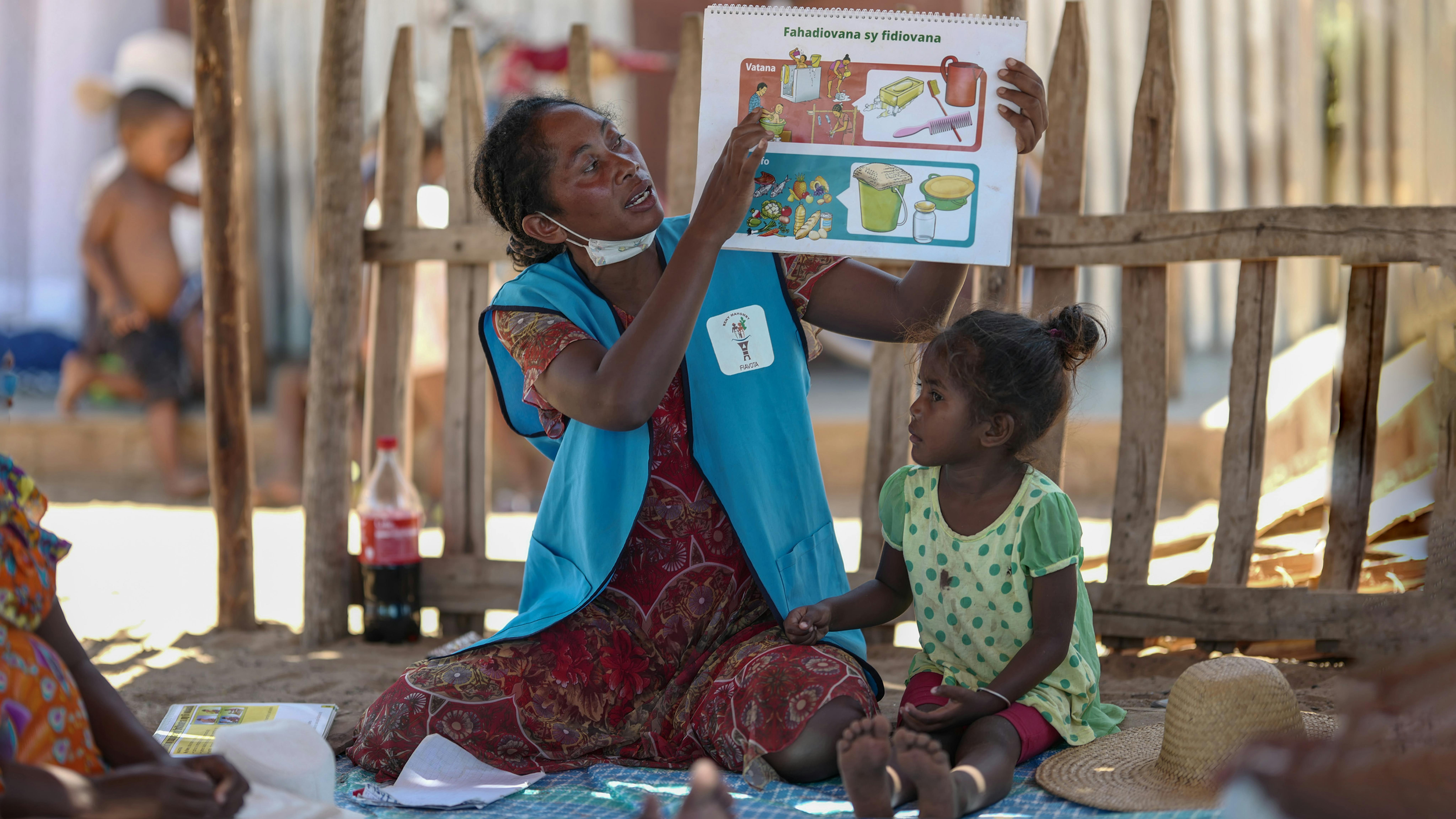 Madagascar, Justine, 34 anni, con la figlia Raicha di 4 anni, parla con "l'associazione Vahivavy Miavo-Tena" per sensibilizzare sull'importanza dell'igiene e della nutrizione
