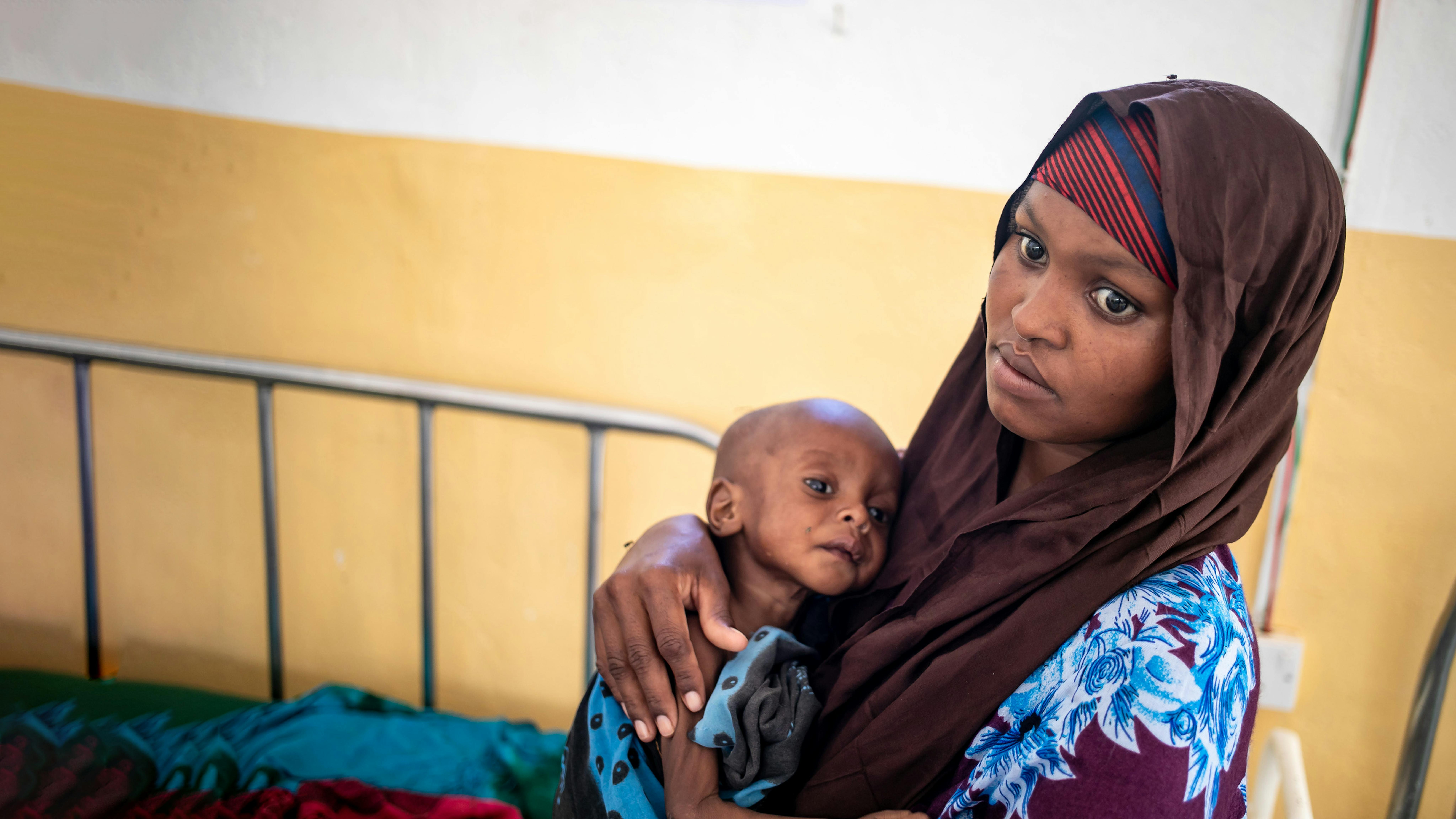 Maroogo Aden e il suo bambino malnutrito Salman Issak di 12 mesi  in un reparto dell'ospedale di Dolow