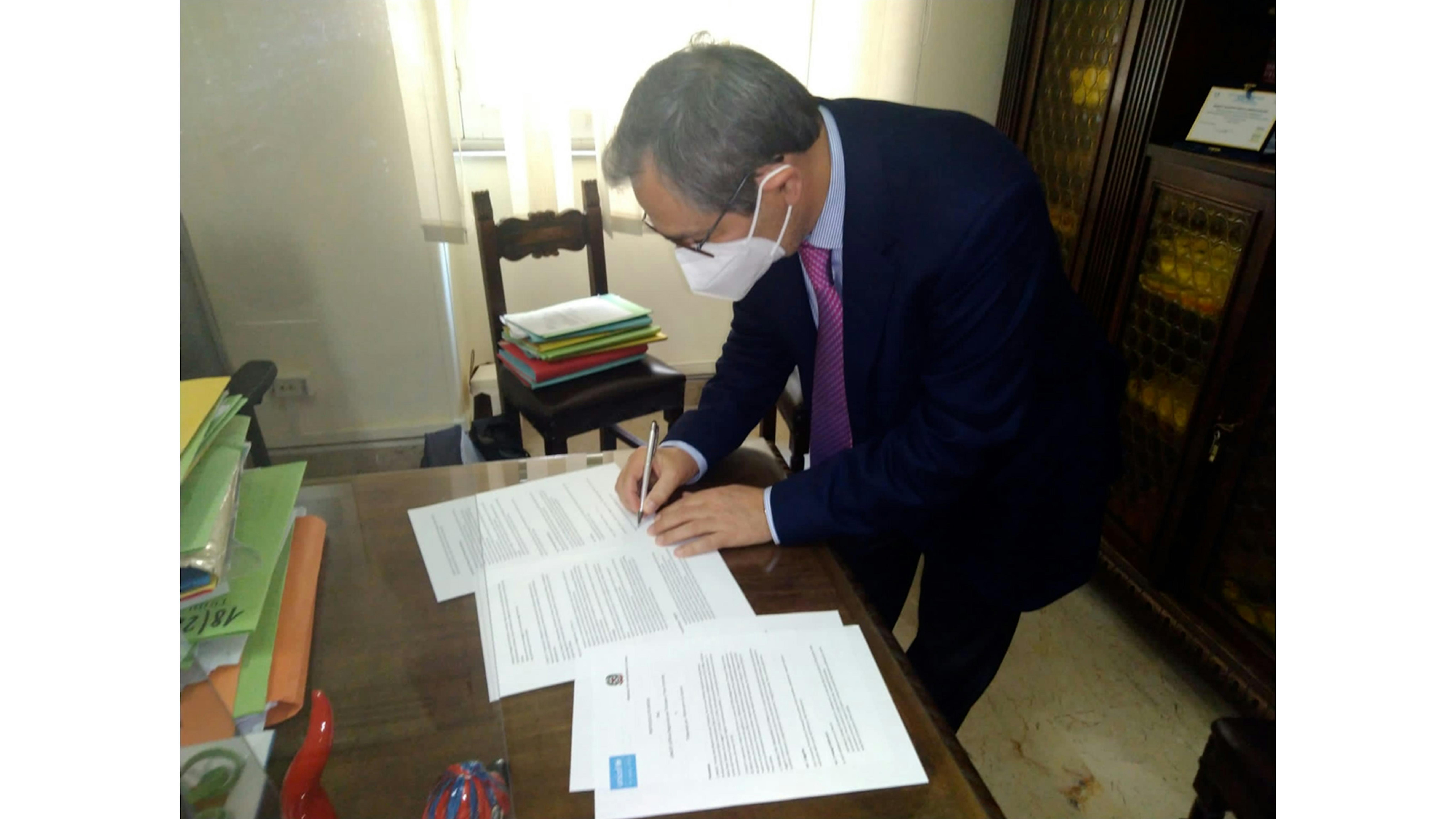 la firma del protocollo tra Anna Riatti,  Coordinatrice Programma in Italia – Ufficio Regionale UNICEF e  Roberto Di Bella, Presidente del Tribunale per i Minorenni di Catania. 