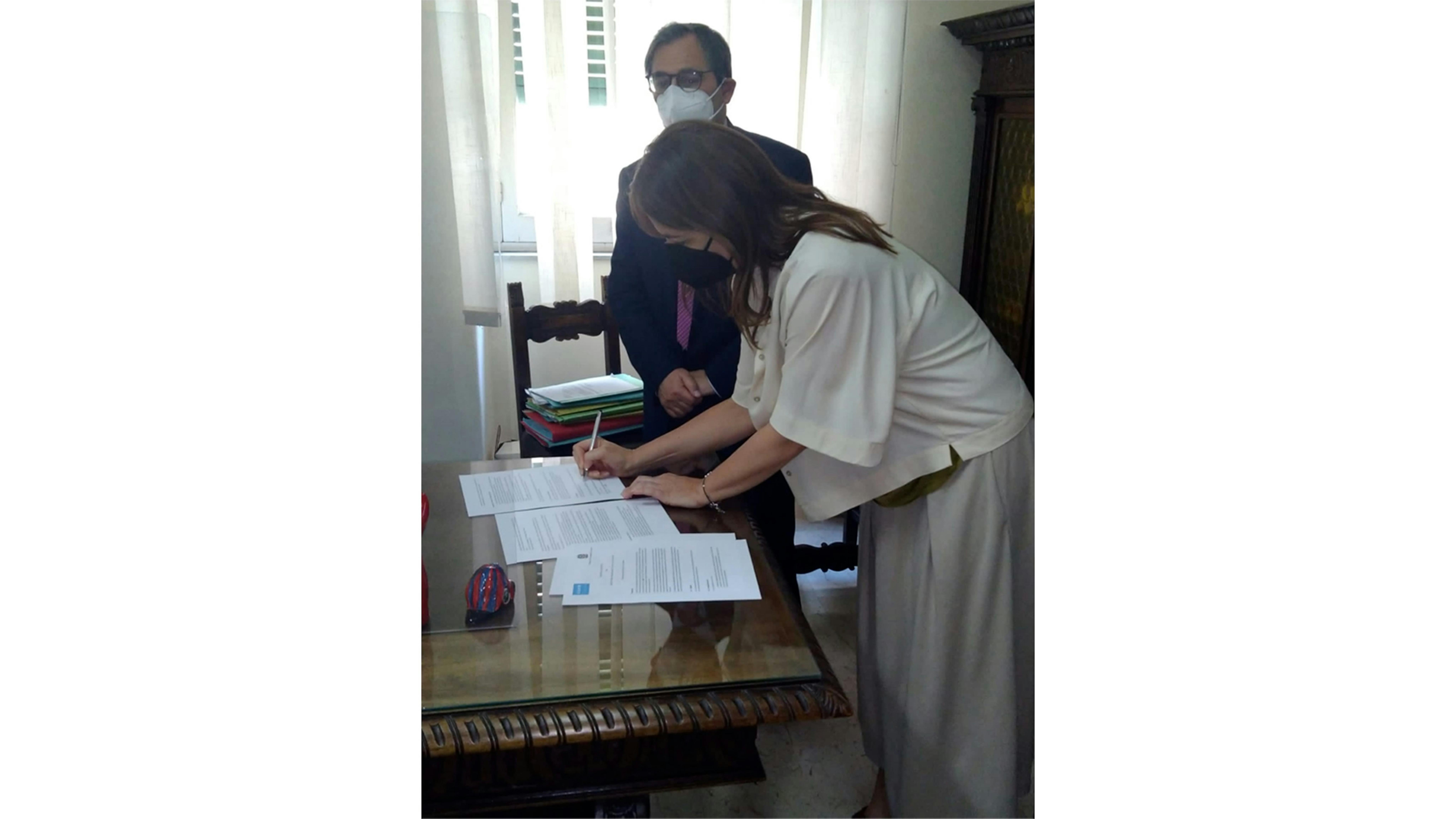 la firma del protocollo tra Anna Riatti,  Coordinatrice Programma in Italia – Ufficio Regionale UNICEF e  Roberto Di Bella, Presidente del Tribunale per i Minorenni di Catania. 