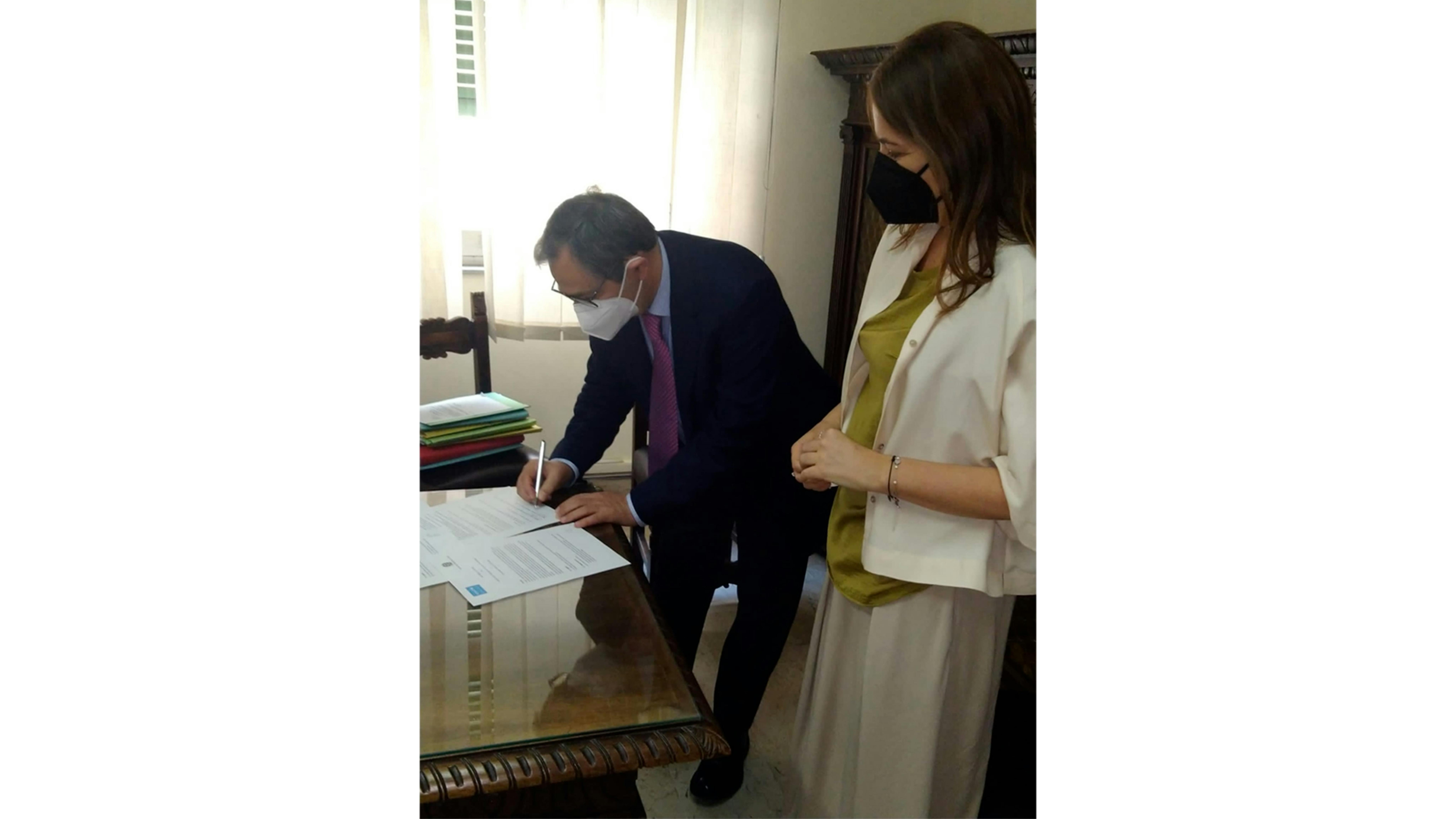la firma del protocollo tra Anna Riatti,  Coordinatrice Programma in Italia – Ufficio Regionale UNICEF e  Roberto Di Bella, Presidente del Tribunale per i Minorenni di Catania. 